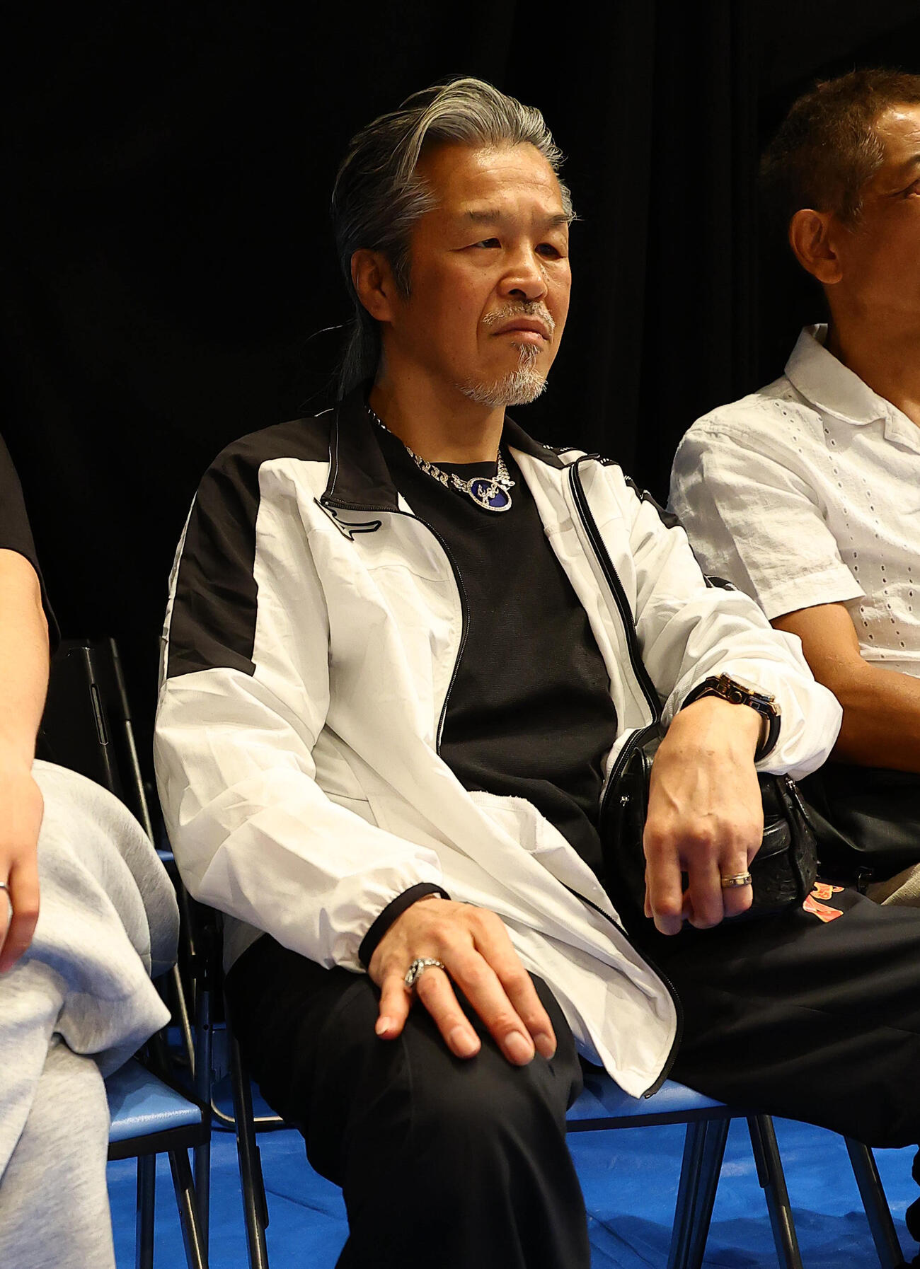 試合を観戦する父の辰吉丈一郎（撮影・上田博志）