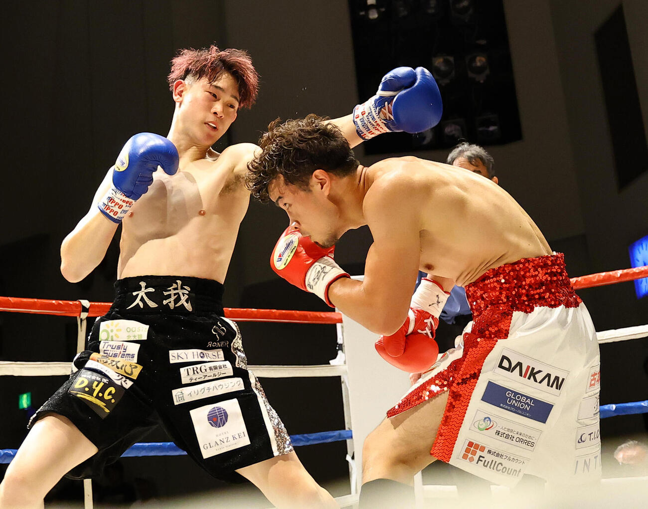 2回、富永太我のジャブを避ける辰吉寿以輝（右）（撮影・上田博志）