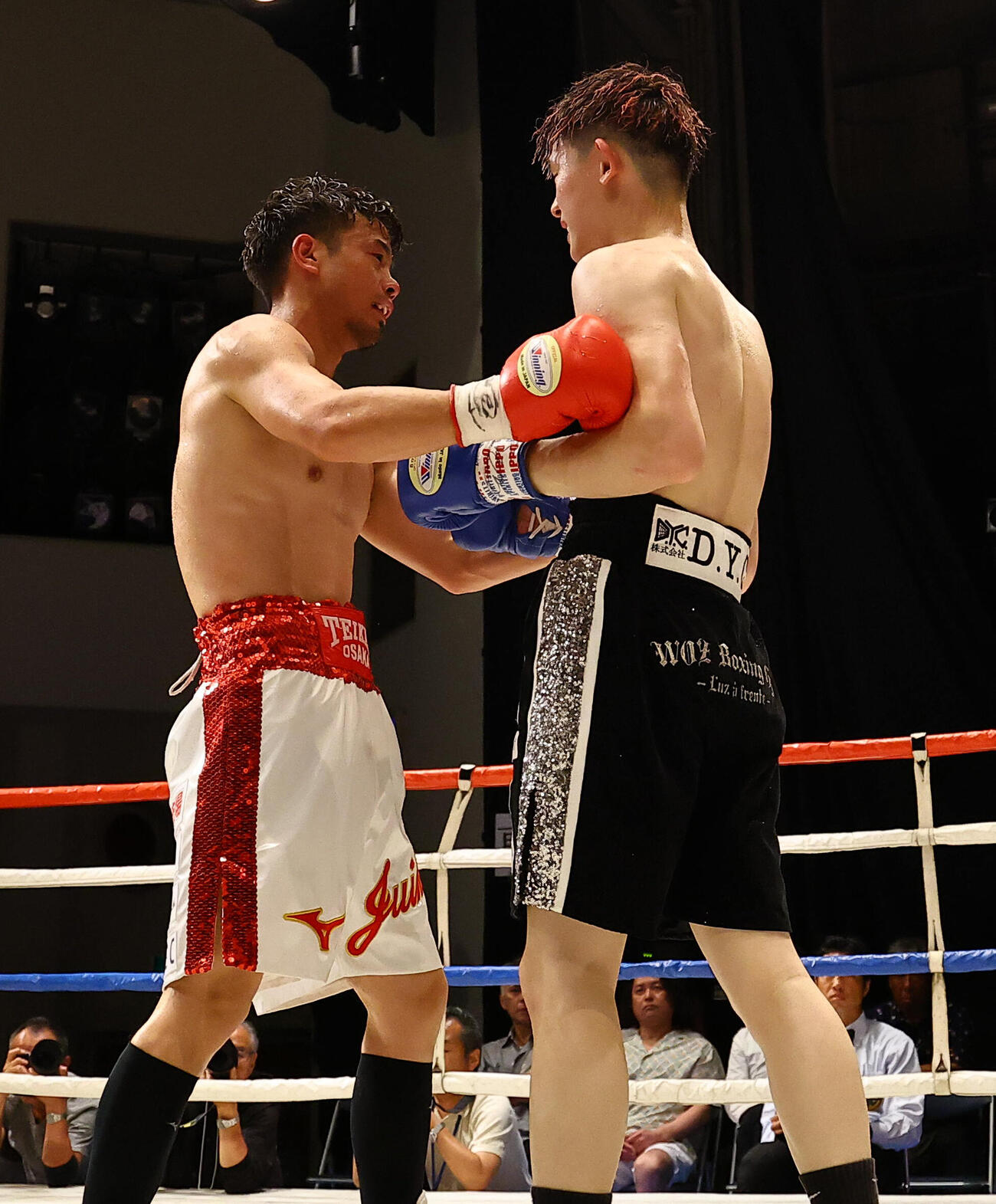 試合を終えた辰吉寿以輝（左）は富永太我と健闘を称え合う（撮影・上田博志）
