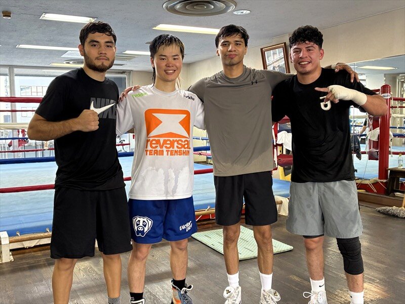 那須川天心（左から2人目）は練習パートナーと笑顔。左からポール・ルビオ・ペレイダ、1人おいてフリオ・ミランダ、アルツロ・ポポ・カルデナス（帝拳ジム提供）
