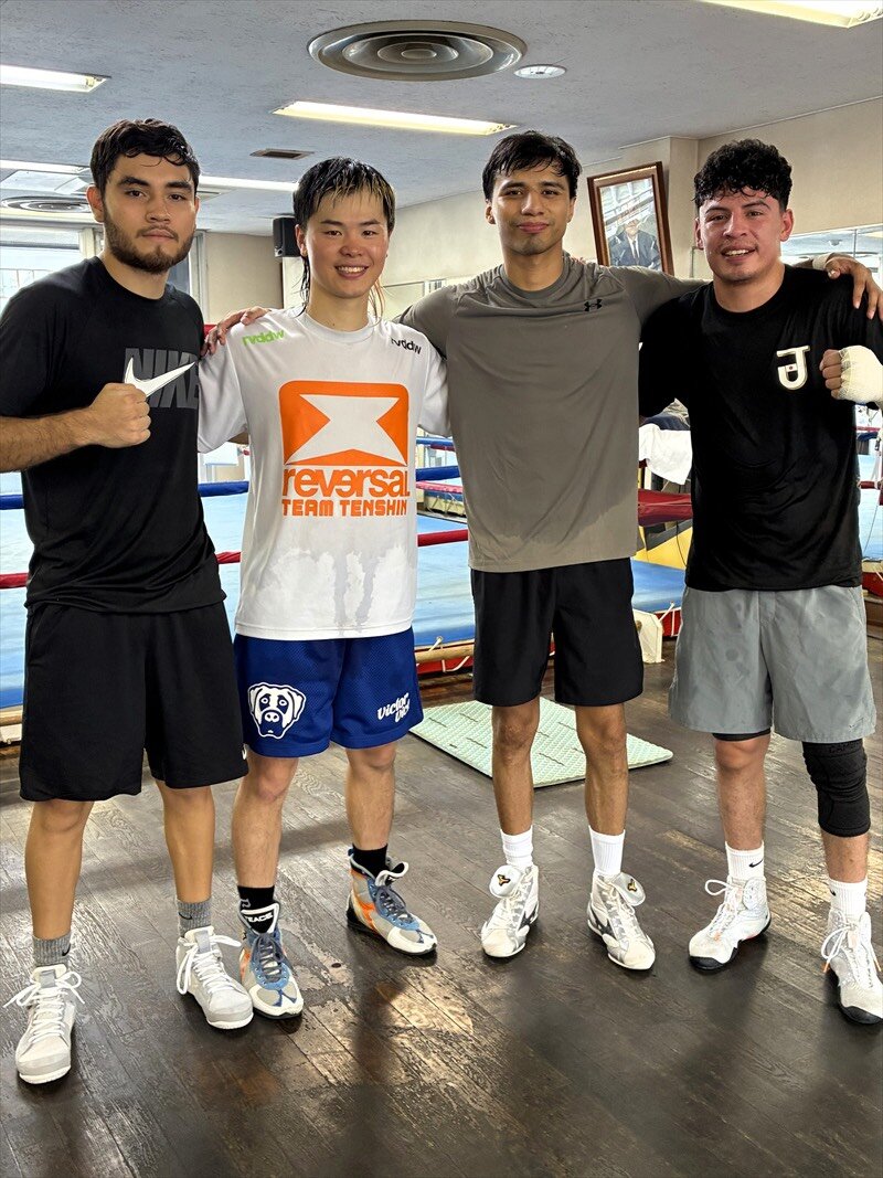 那須川天心（左から2人目）は練習パートナーと笑顔。左からポール・ルビオ・ペレイダ、1人おいてフリオ・ミランダ、アルツロ・ポポ・カルデナス（帝拳ジム提供）