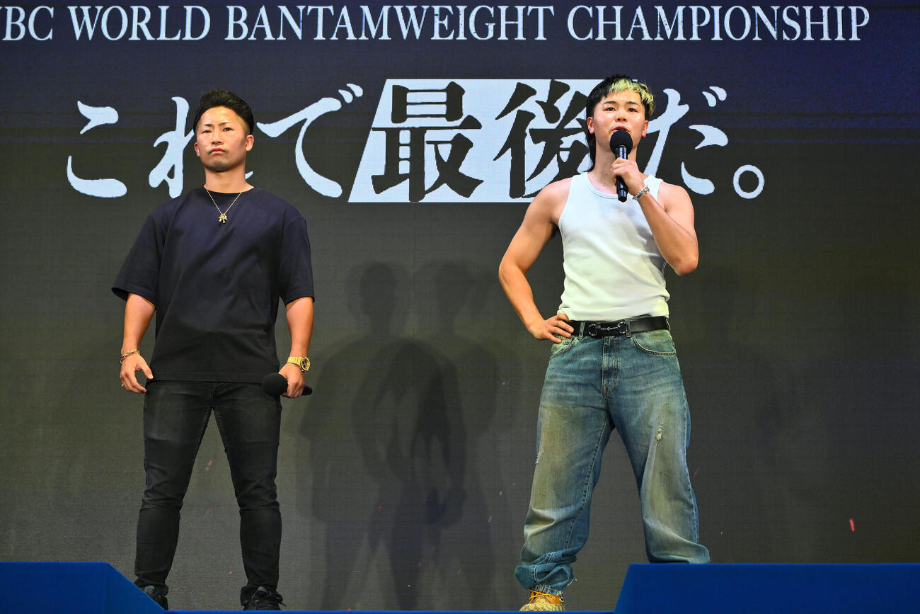 集まったファンにあいさつする那須川天心（右）と井上拓真（2026年7月撮影郎）