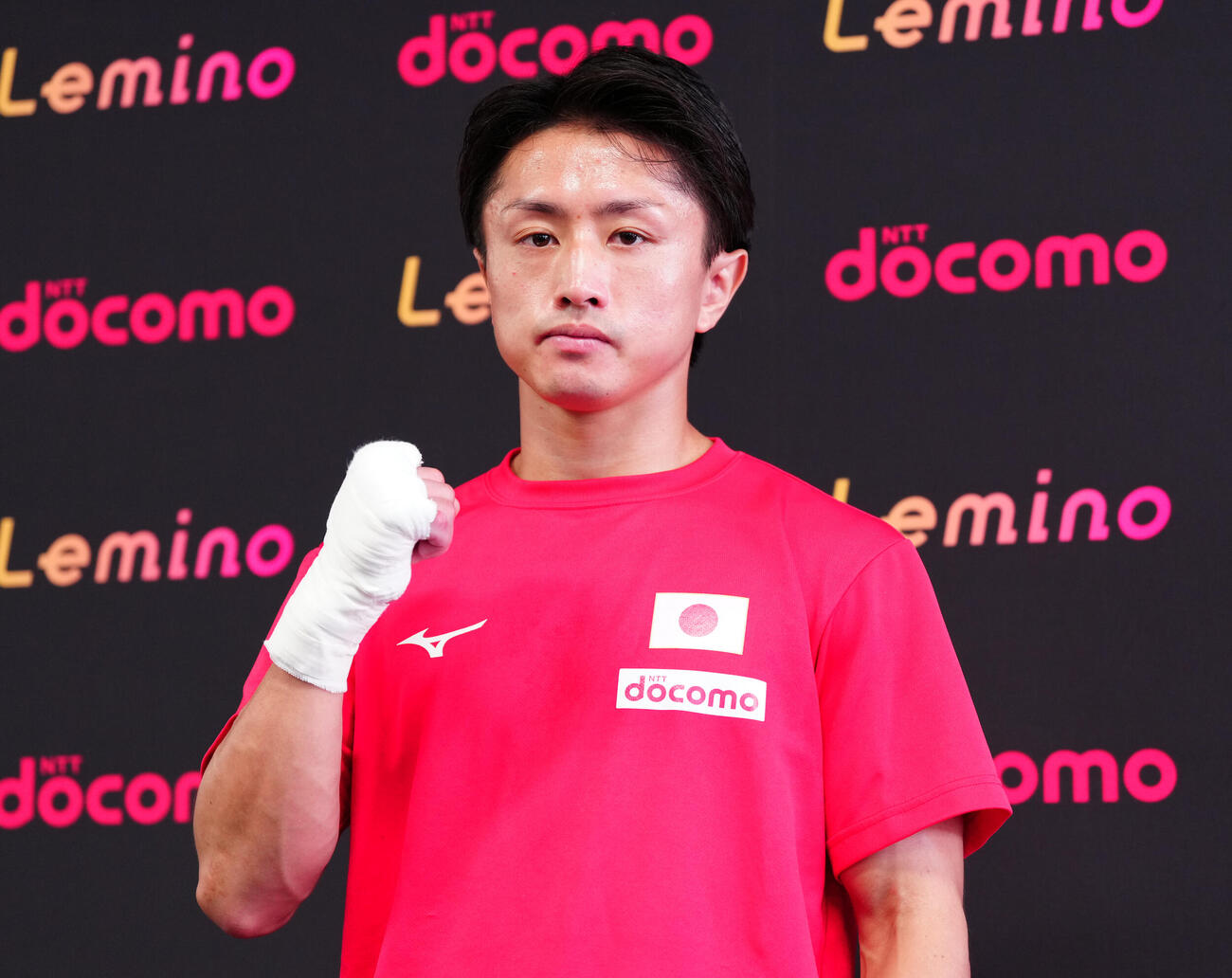 公開練習前の取材を終え、ポーズを決める石井武志（撮影・鈴木みどり）