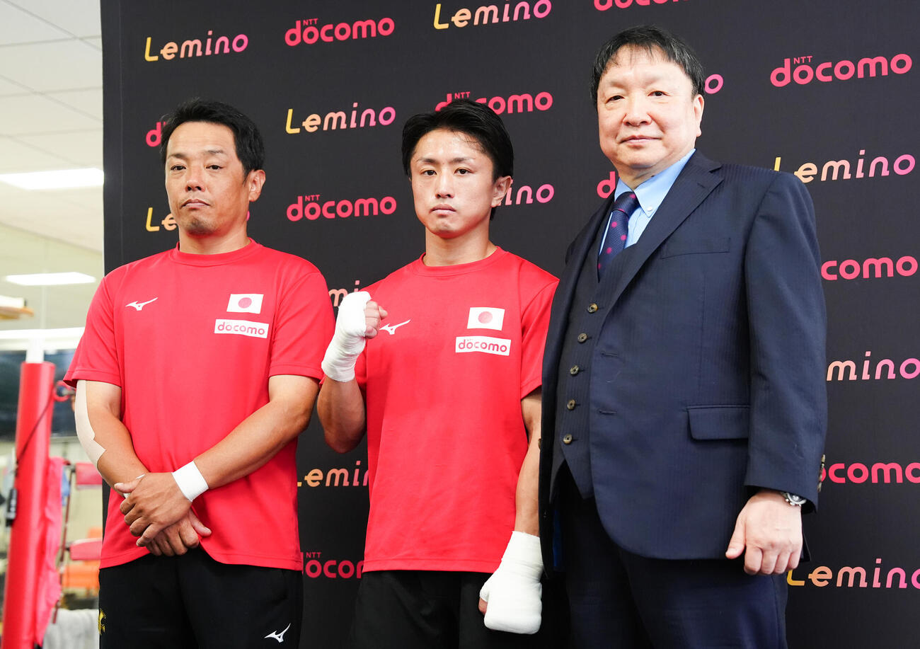公開練習前、大橋秀行会長（右）、北野良トレーナーと写真に納まる石井武志（撮影・鈴木みどり）