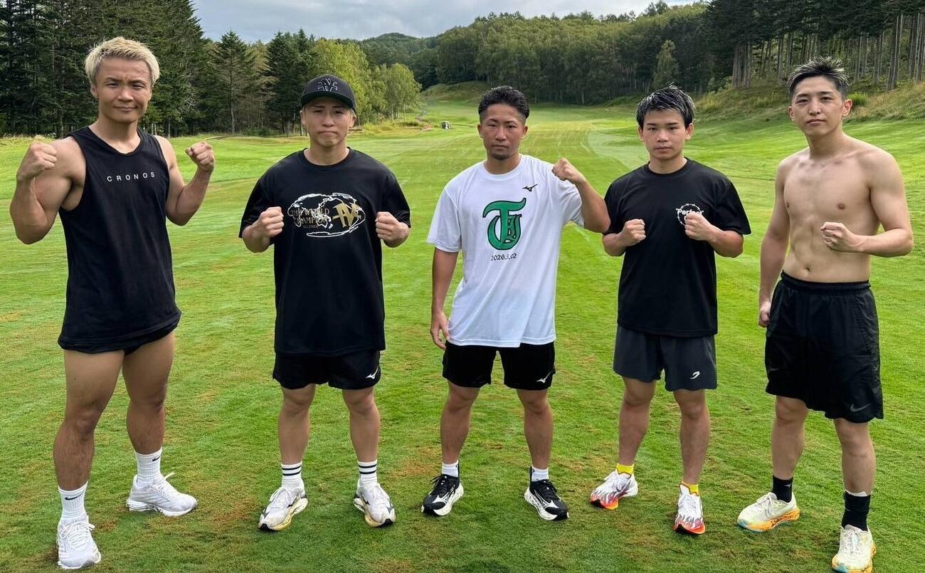 6日間の北海道・夕張合宿を終えたチーム井上。左端から山口聖矢、井上尚弥、井上拓真、田中将吾、中垣龍汰朗（大橋ジム提供）