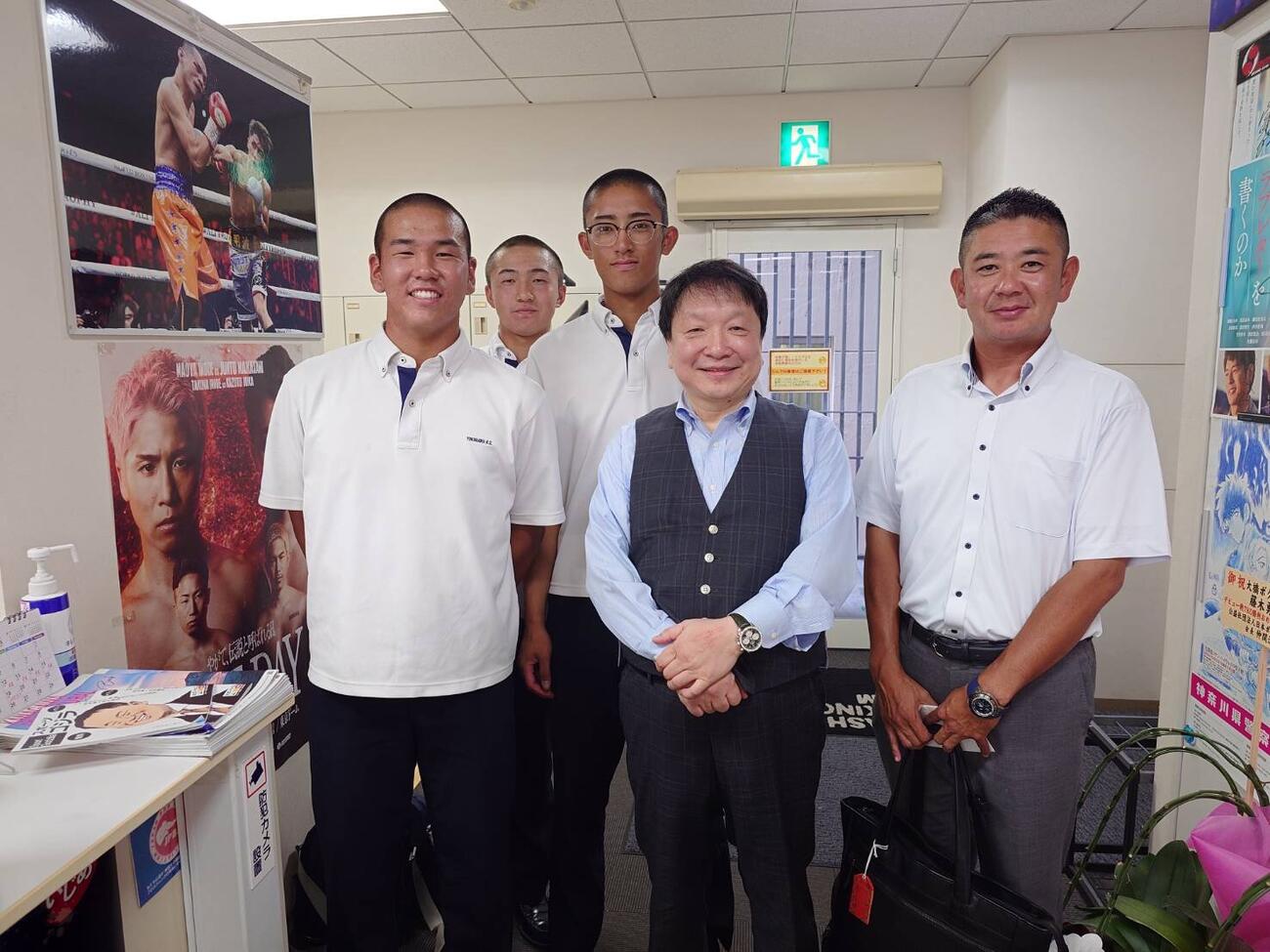 7月30日、大橋ジムで横浜高野球部の神奈川大会優勝報告を受けた大橋秀行氏（前列中央）（大橋ジム提供）