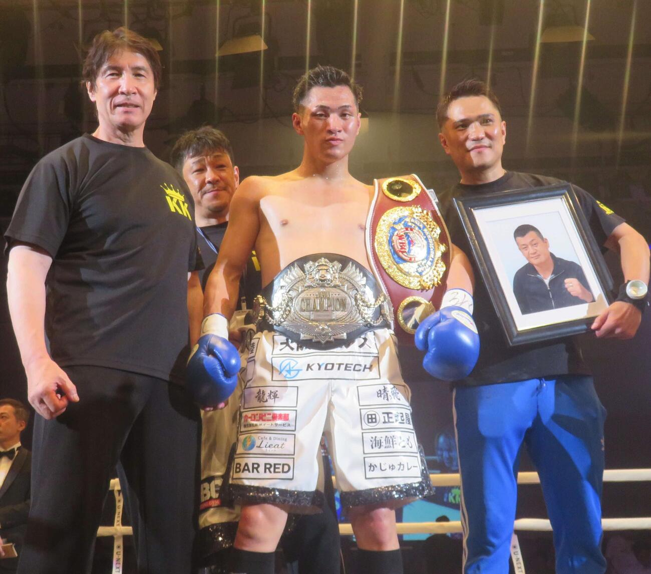 プロ5戦目でのタイトル初挑戦で、日本、WBOアジア・パシフィック・ミドル級統一王者となった川渕一統（中央）