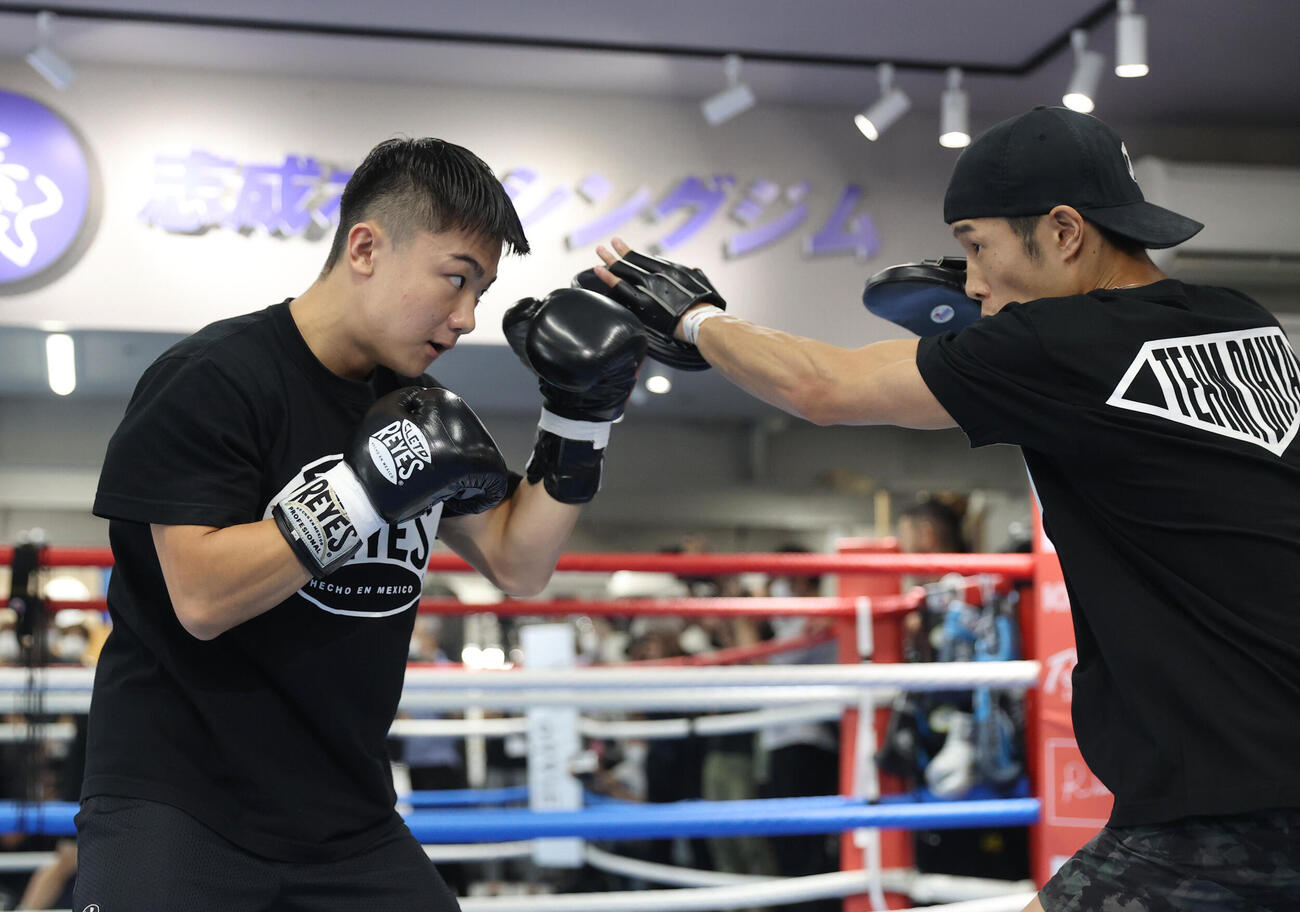 吉良大弥（左）は大里拓未トレーナーとミット打ちする（撮影・柴田隆二）