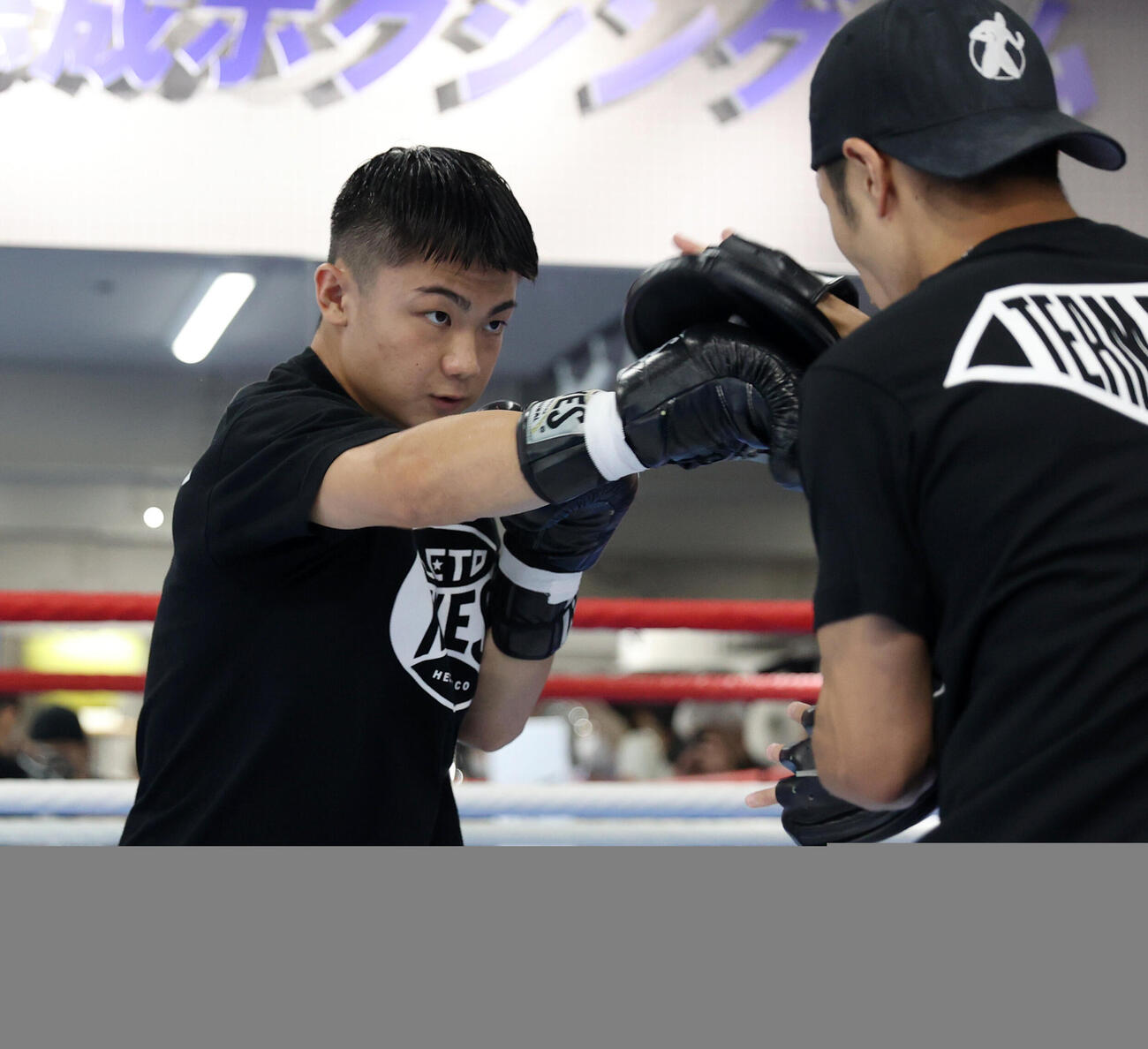 吉良大弥（左）は大里拓未トレーナーとミット打ちする（撮影・柴田隆二）