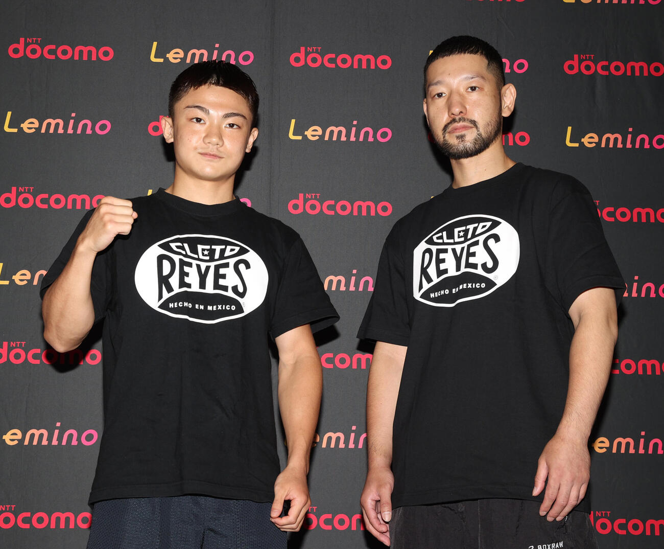 吉良大弥（左）は佐々木修平会長とポーズを決める（撮影・柴田隆二）