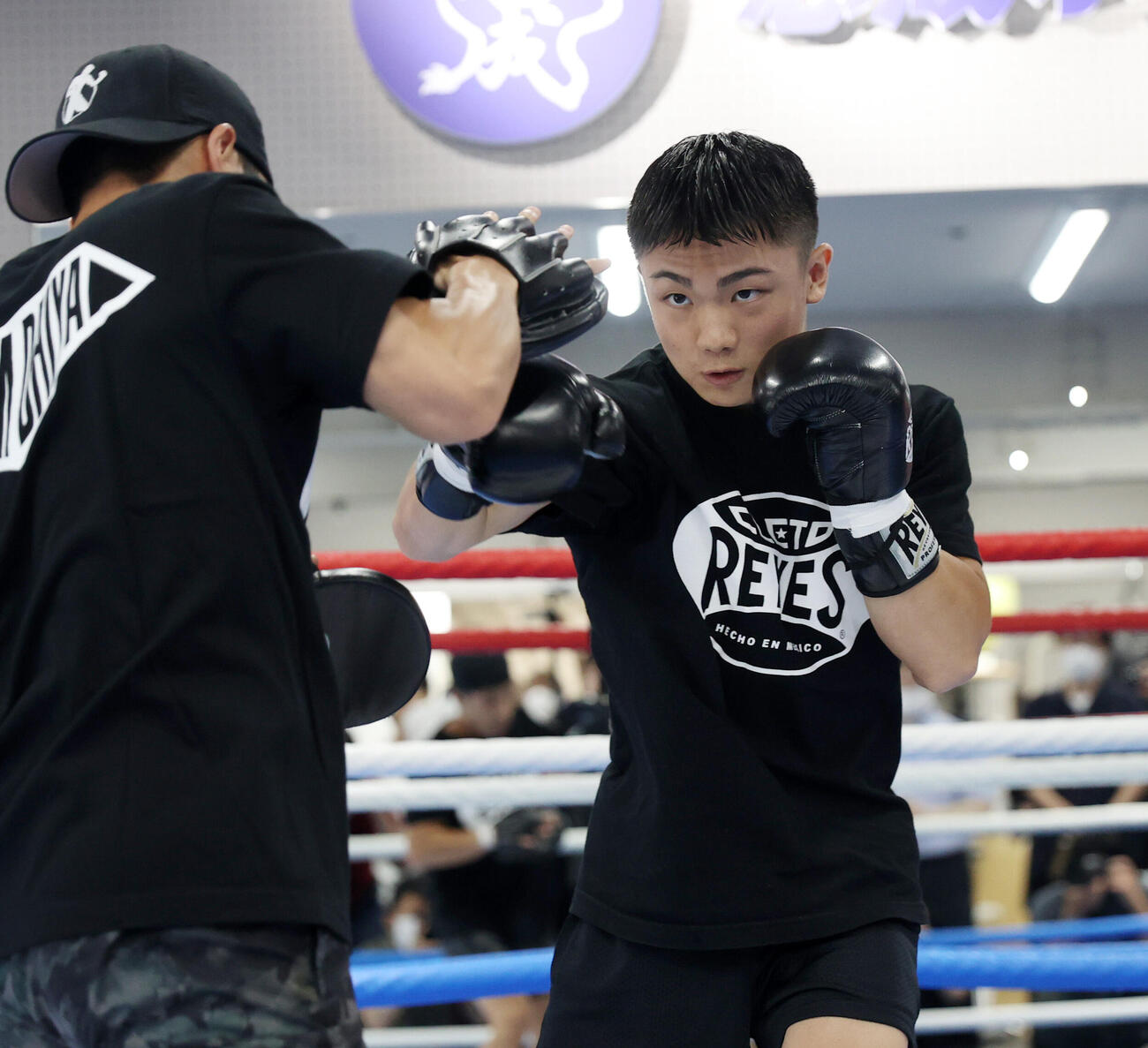 吉良大弥（右）は大里拓未トレーナーとミット打ちする（撮影・柴田隆二）