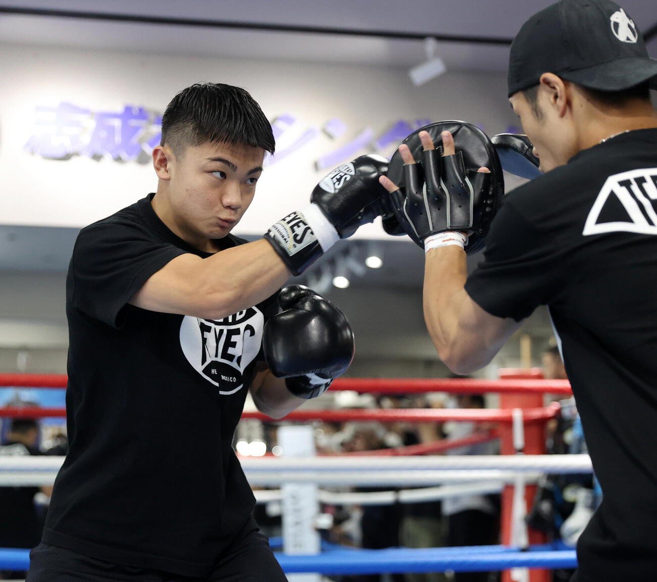 吉良大弥（左）は大里拓未トレーナーとミット打ちする（撮影・柴田隆二）