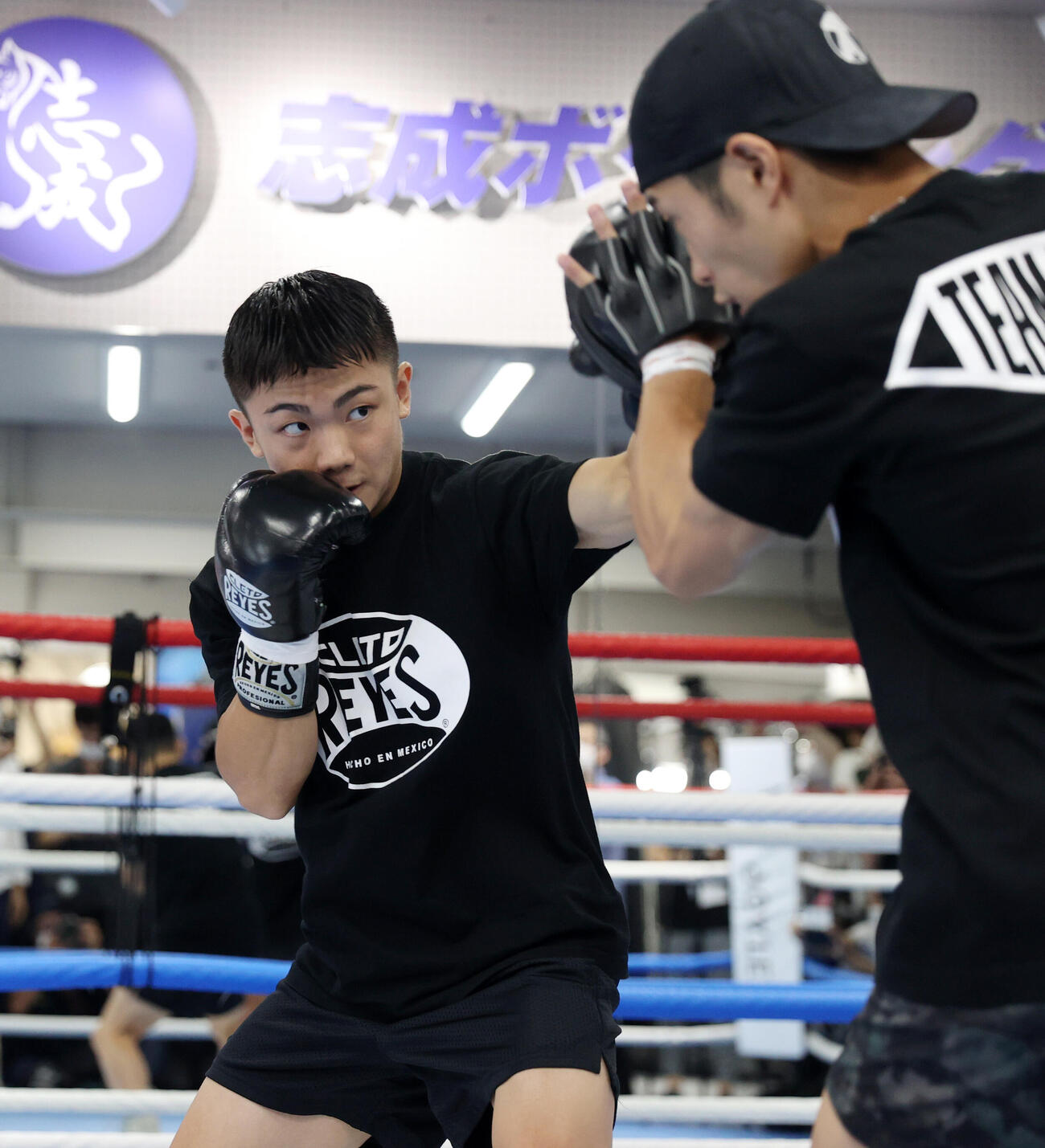 吉良大弥（左）は大里拓未トレーナーとミット打ちする（撮影・柴田隆二）