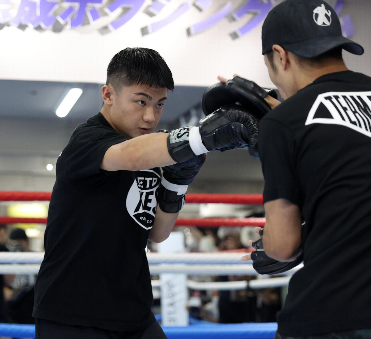 吉良大弥（左）は大里拓未トレーナーとミット打ちする（撮影・柴田隆二）