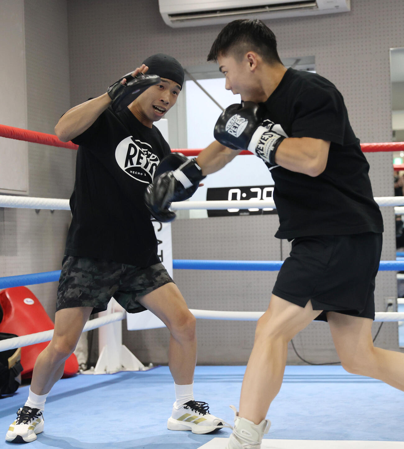 吉良大弥（右）は大里拓未トレーナーとミット打ちする（撮影・柴田隆二）
