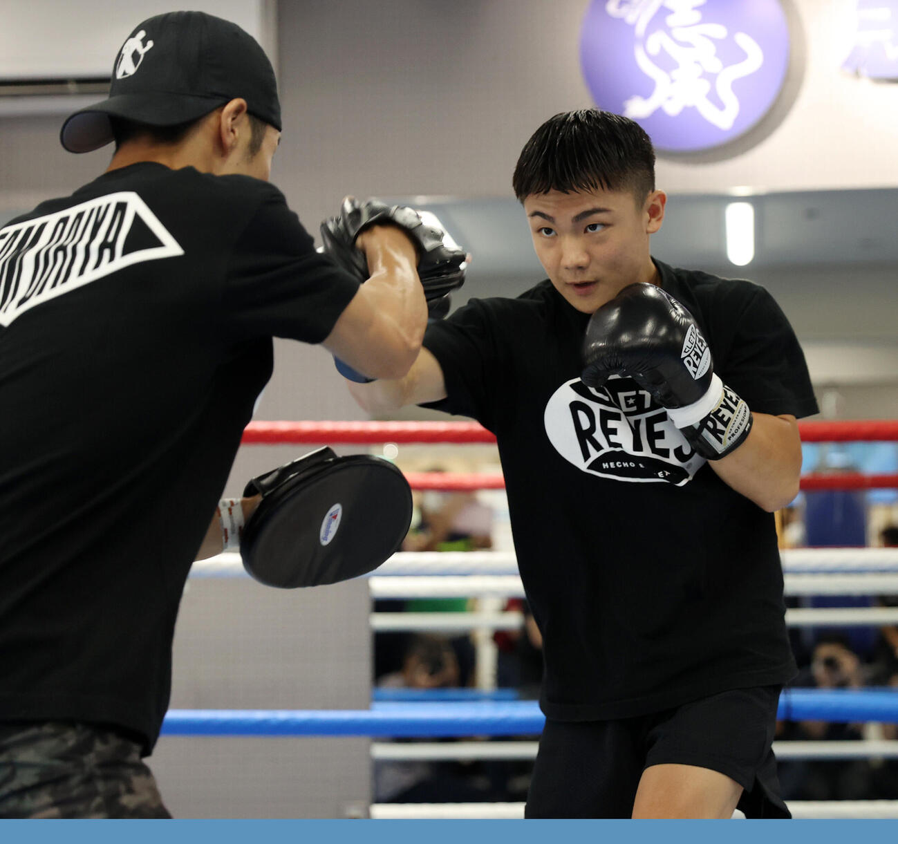 吉良大弥（右）は大里拓未トレーナーとミット打ちする（撮影・柴田隆二）