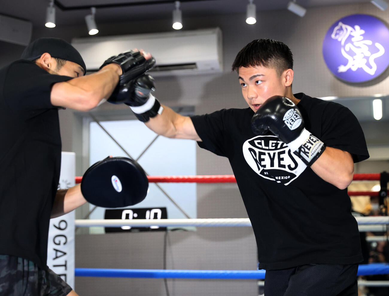 吉良大弥（右）は大里拓未トレーナーとミット打ちする（撮影・柴田隆二）