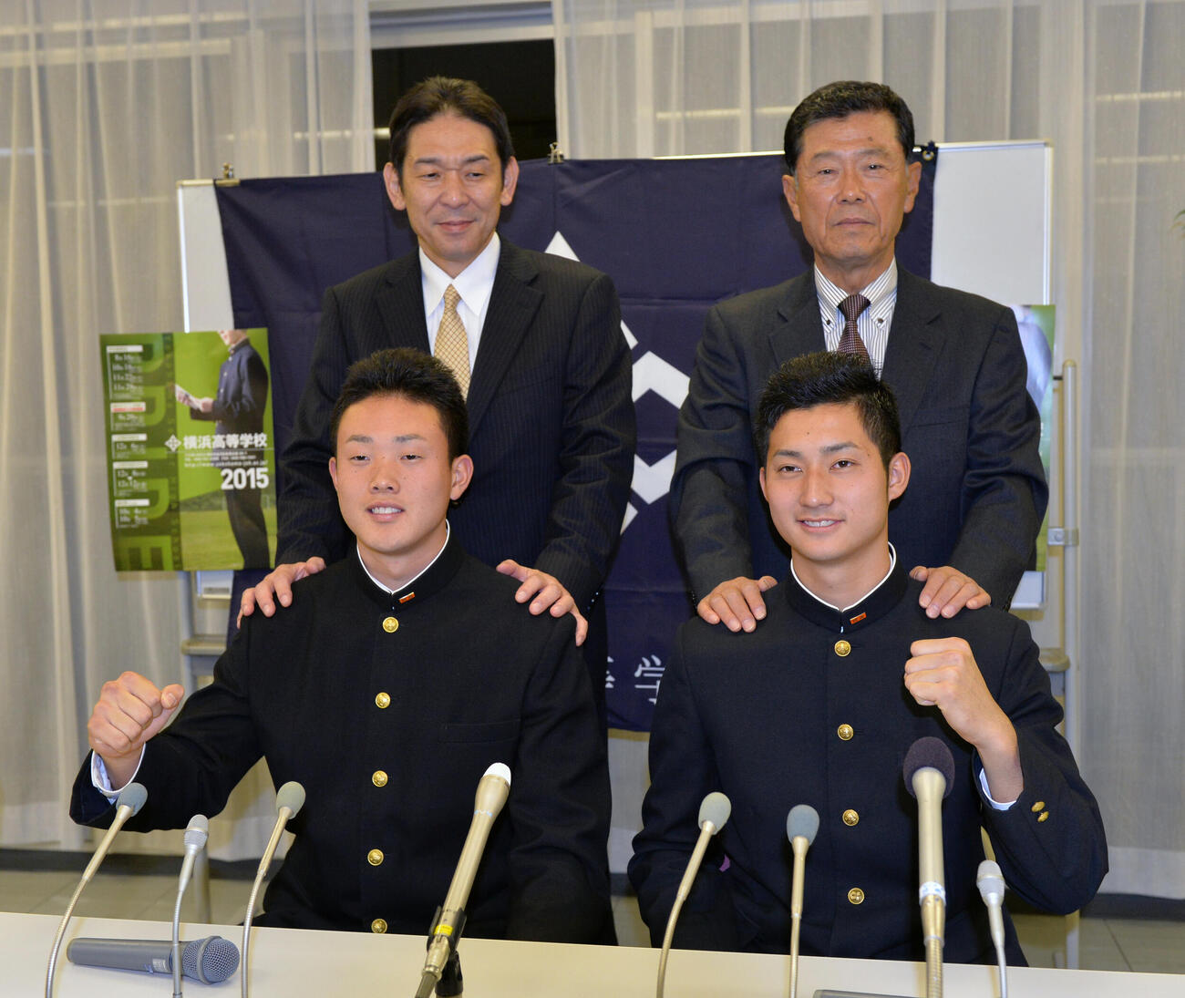 14年10月、日本ハム3位の浅間（前列右）と7位高浜（同左）とカメラに納まる横浜高・葛蔵造校長（後列左）と渡辺監督（同右）