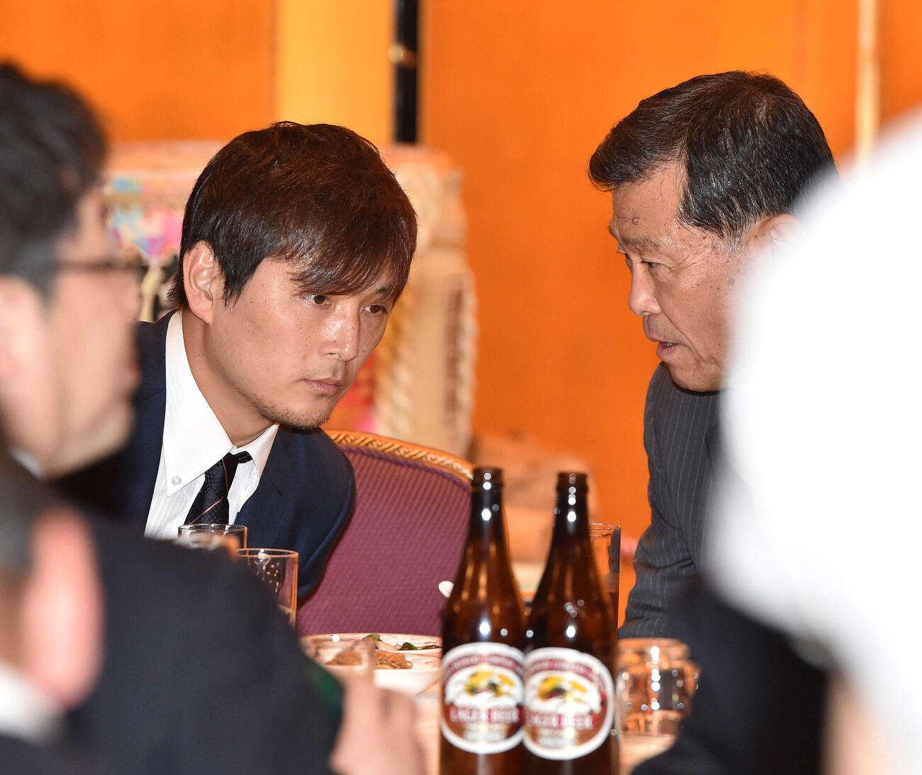 17年11月、「小倉さんの育成功労賞　受賞を祝う会」に参加し、横浜・渡辺前監督（右）と話をするロッテ涌井