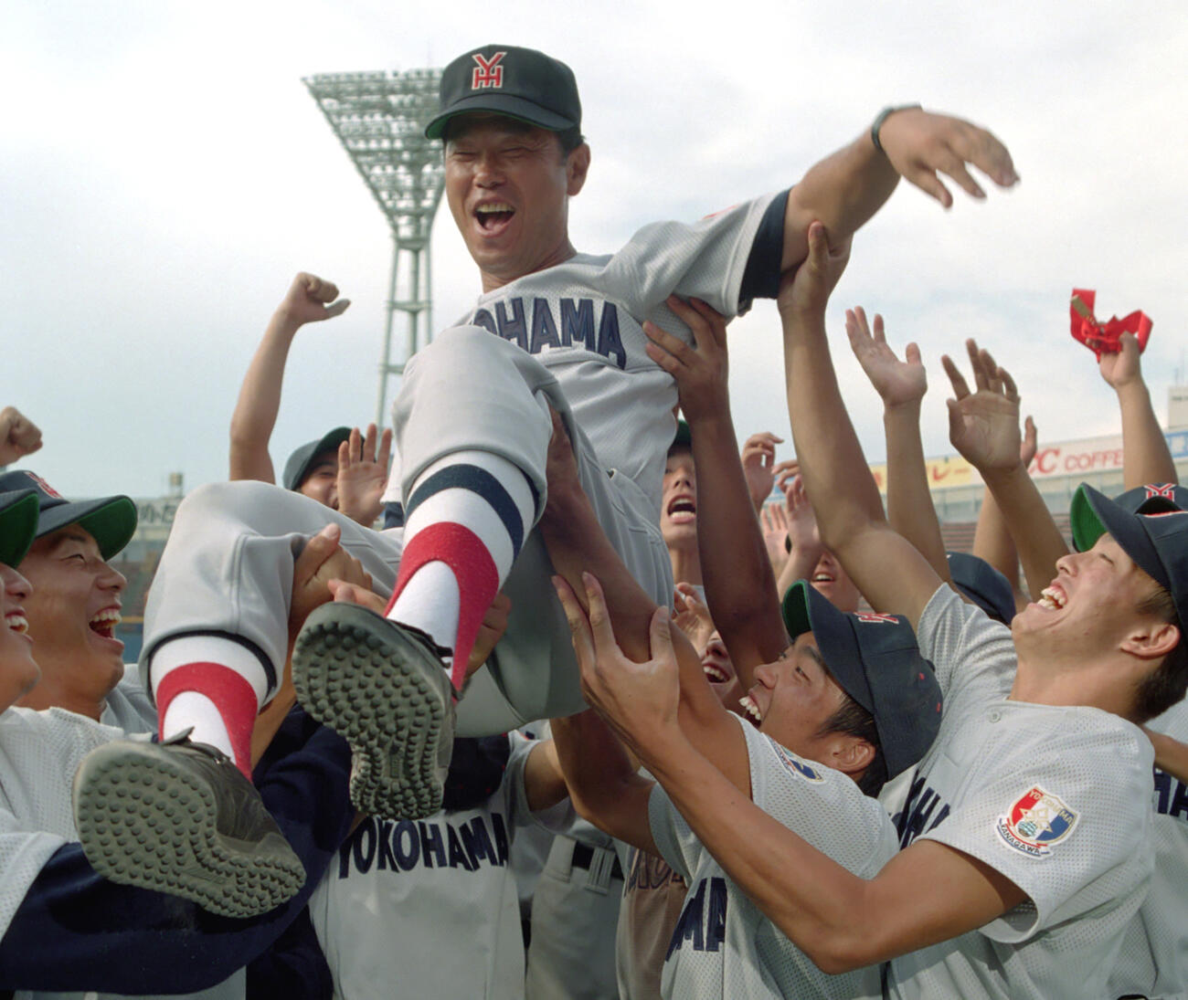 第78回全国高校野球選手権神奈川大会決勝　横浜対日大藤沢　優勝し、ナインに胴上げされる横浜の渡辺元智監督（上）　1996／07／31　ネガ番号高校野球7493－2－3