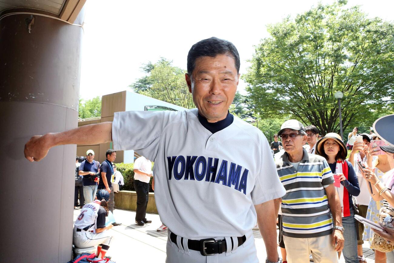 第97回全国高校野球選手権神奈川大会　1回戦　横浜対光明相模原　初戦勝利し笑顔で球場を後にする横浜・渡辺元智監督＝2015年7月12日