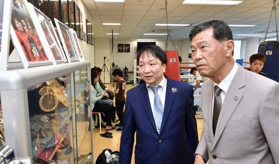 大橋ジムを訪問し、大橋秀行会長（左）と世界ベルトを見る横浜高野球部の元監督・渡辺元智さん（大橋会長提供）