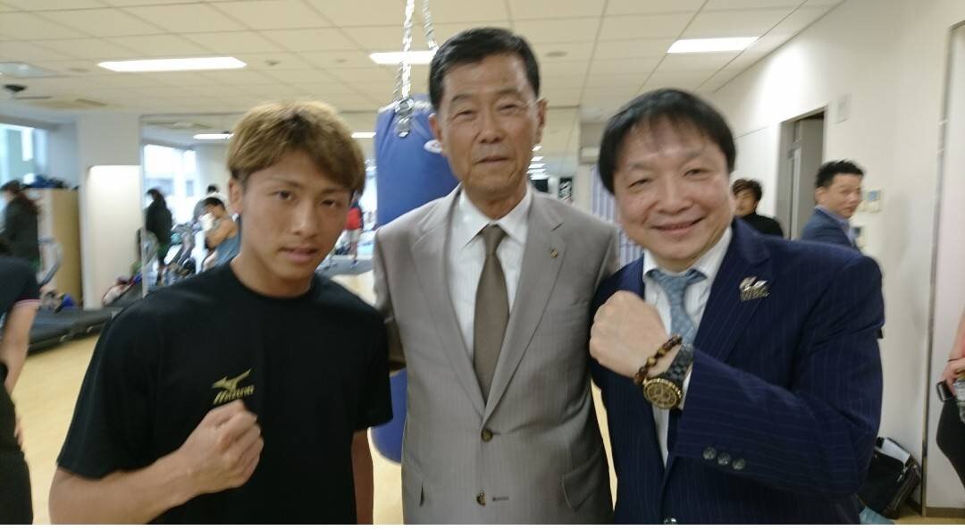 大橋ジムを訪問し、井上尚弥（左端）のジムワークを大橋秀行会長（右端）と見学した横浜高野球部の元監督・渡辺元智さん（大橋会長提供）