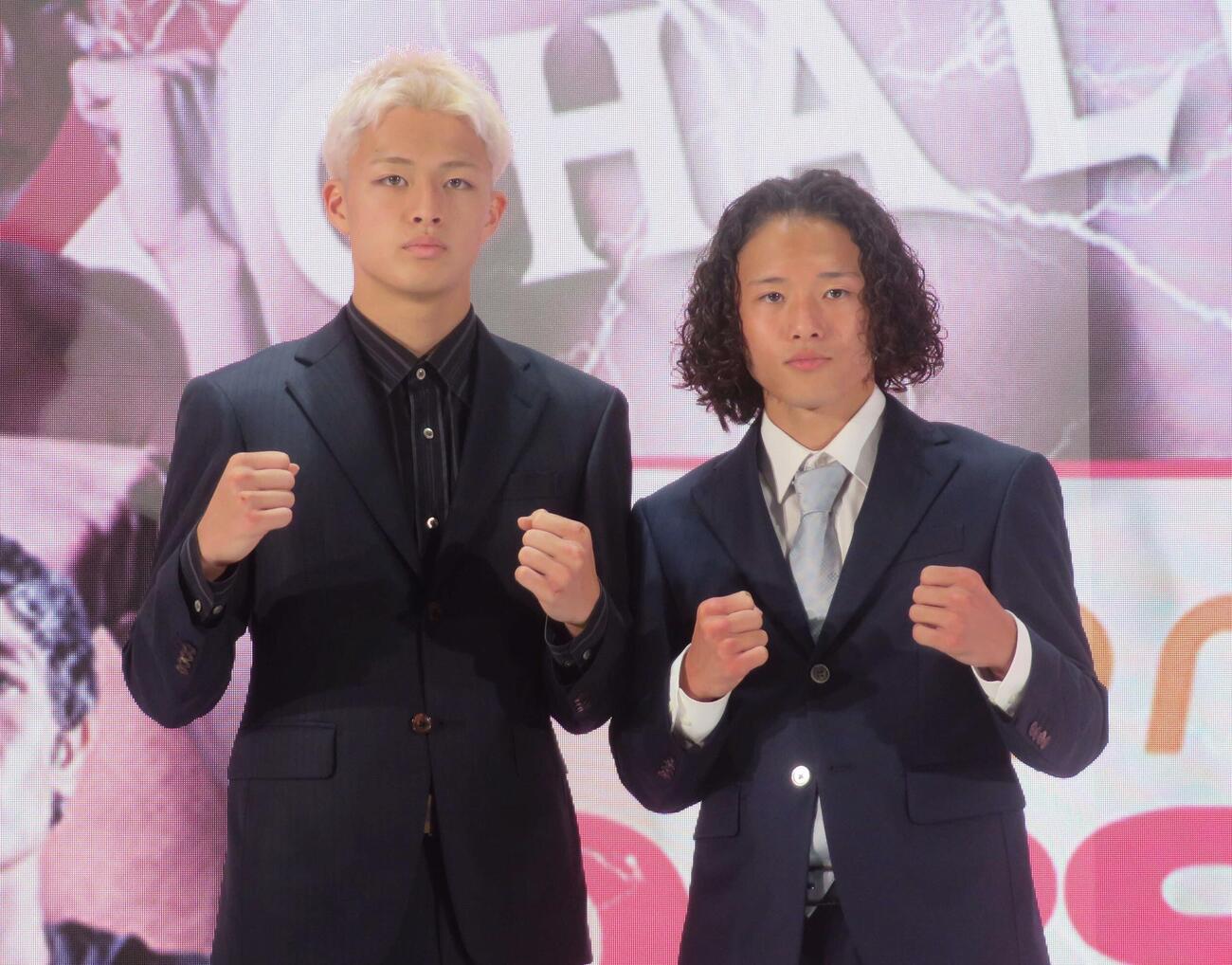 10月29日、東京・後楽園ホールで東洋太平洋ライトフライ級王座決定戦に臨む同級3位の片岡雷斗（右）。左は同じ興行でプロ2戦目に臨む弟叶夢