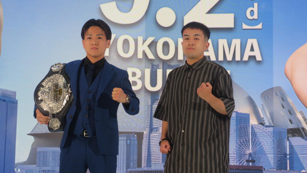 9月2日、横浜BUNTAIで2度目防衛戦に臨む日本ミニマム級王者森且貴（左）。右は挑戦者の杉浦義