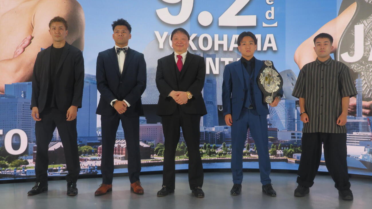 9月2日、横浜BUNTAIの世界戦興行に出場する選手と大橋秀行会長（中央）