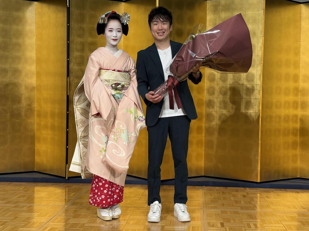 後援会祝勝会で花束を受け取るWBO世界スーパーフライ級王者の寺地拳四朗