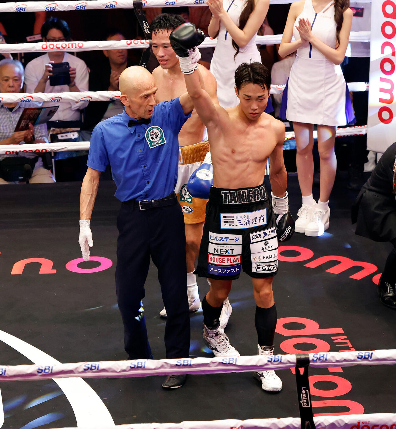 北野武郎対エルソン・トリニダード　勝利した北野武郎（右）（撮影・山本朝陽）