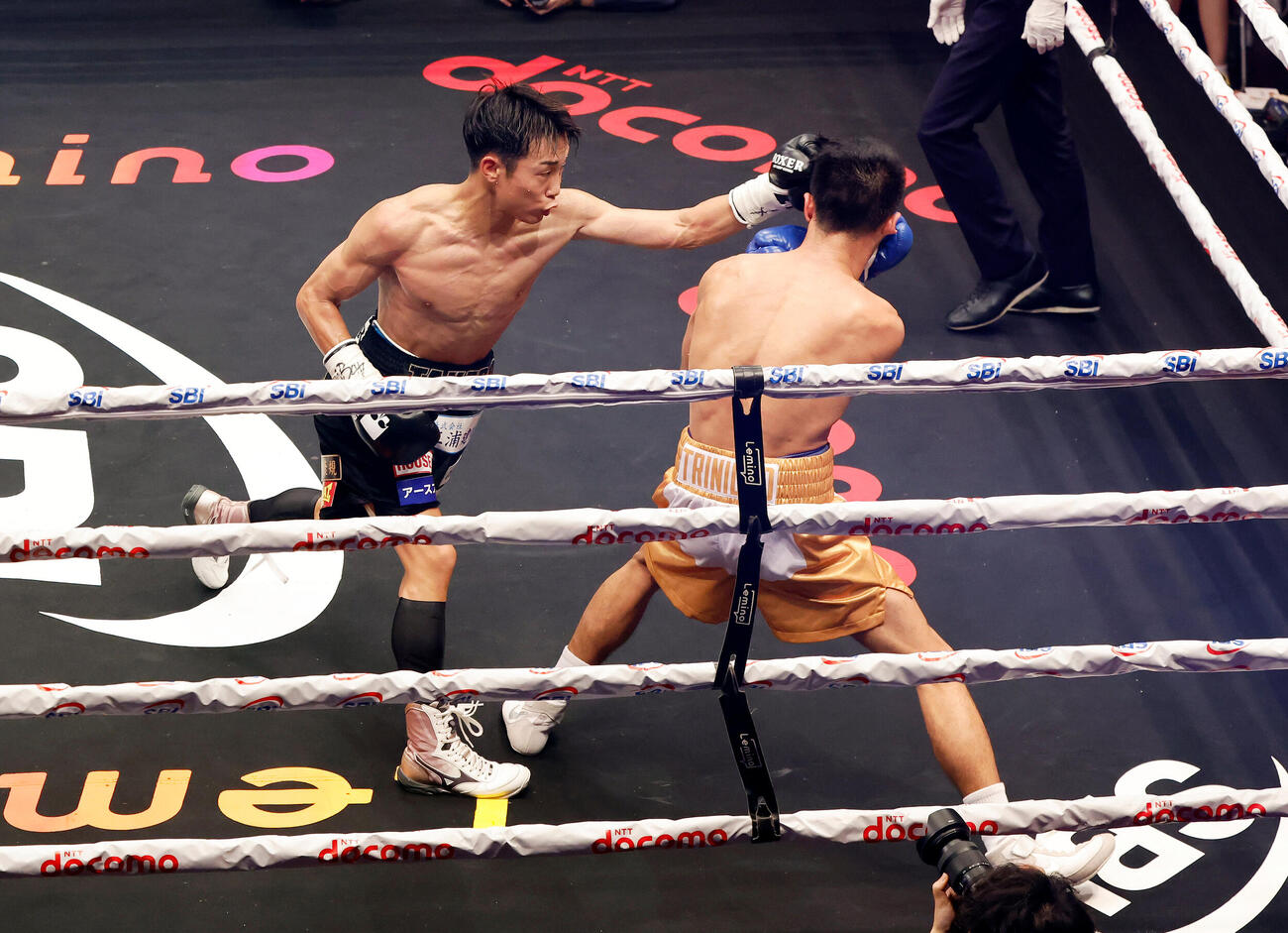 北野武郎対エルソン・トリニダード　9回、パンチを打ち込む北野武郎（左）（撮影・山本朝陽）