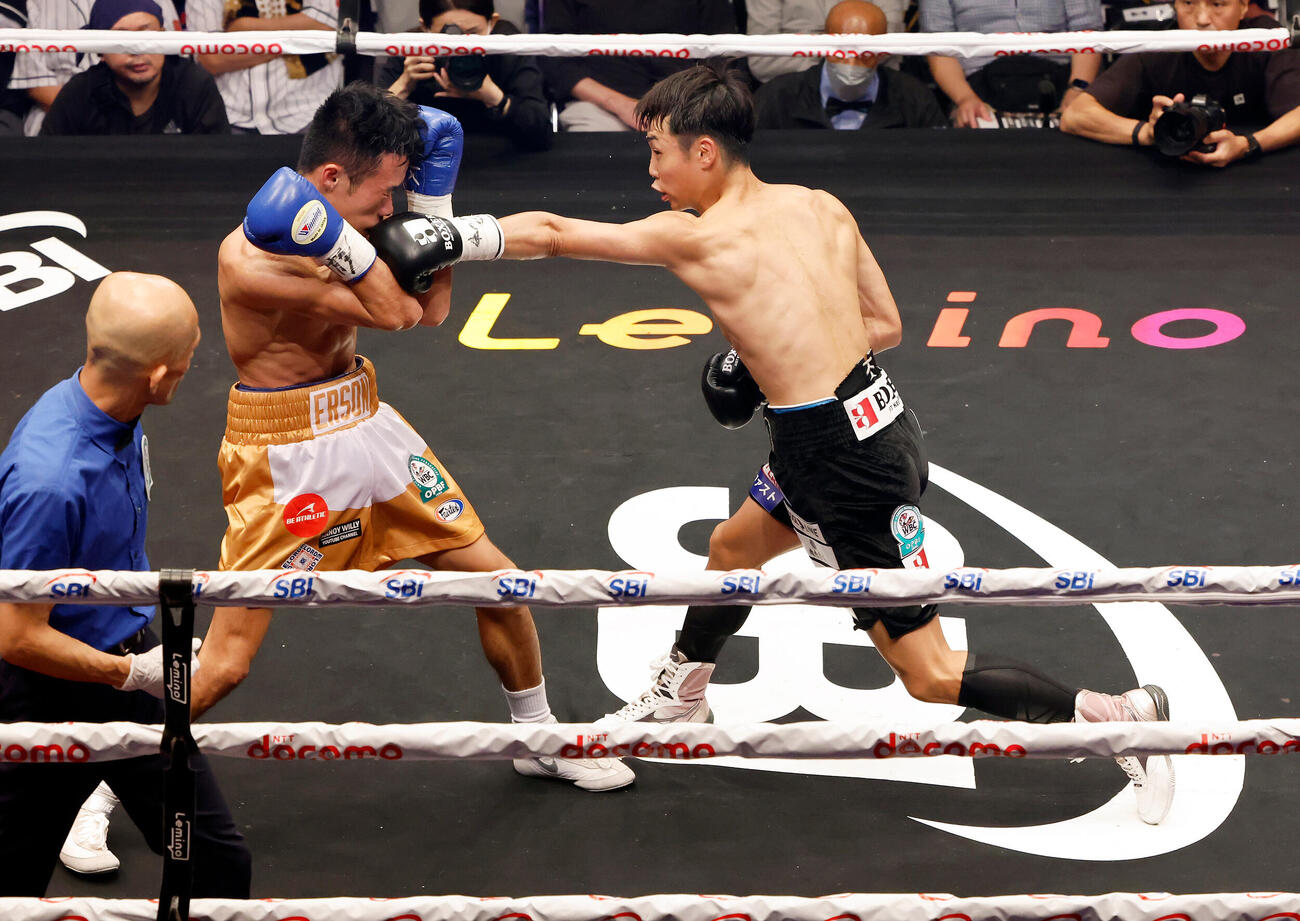 北野武郎対エルソン・トリニダード　7回、パンチを打ち込む北野武郎（右）（撮影・山本朝陽）