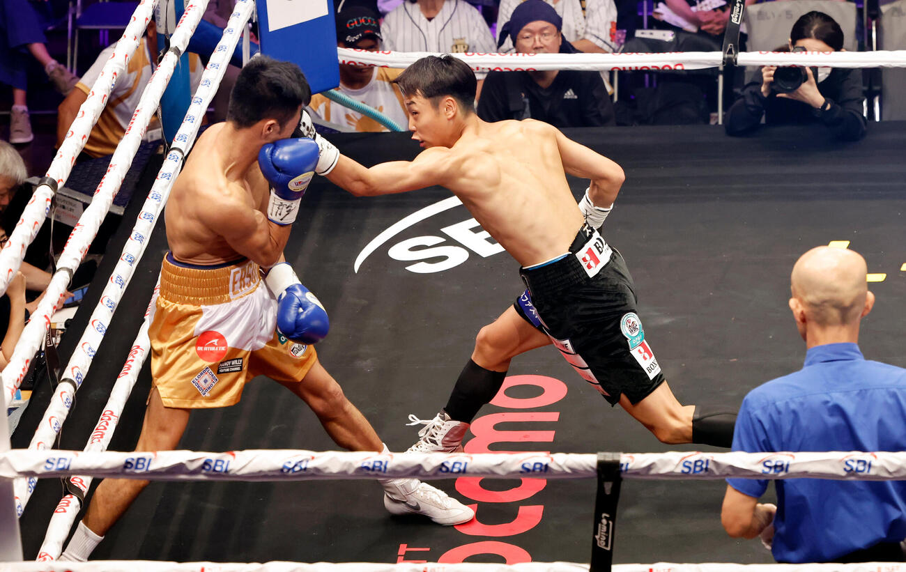 北野武郎対エルソン・トリニダード　1回、パンチを打ち込む北野武郎（右）（撮影・山本朝陽）