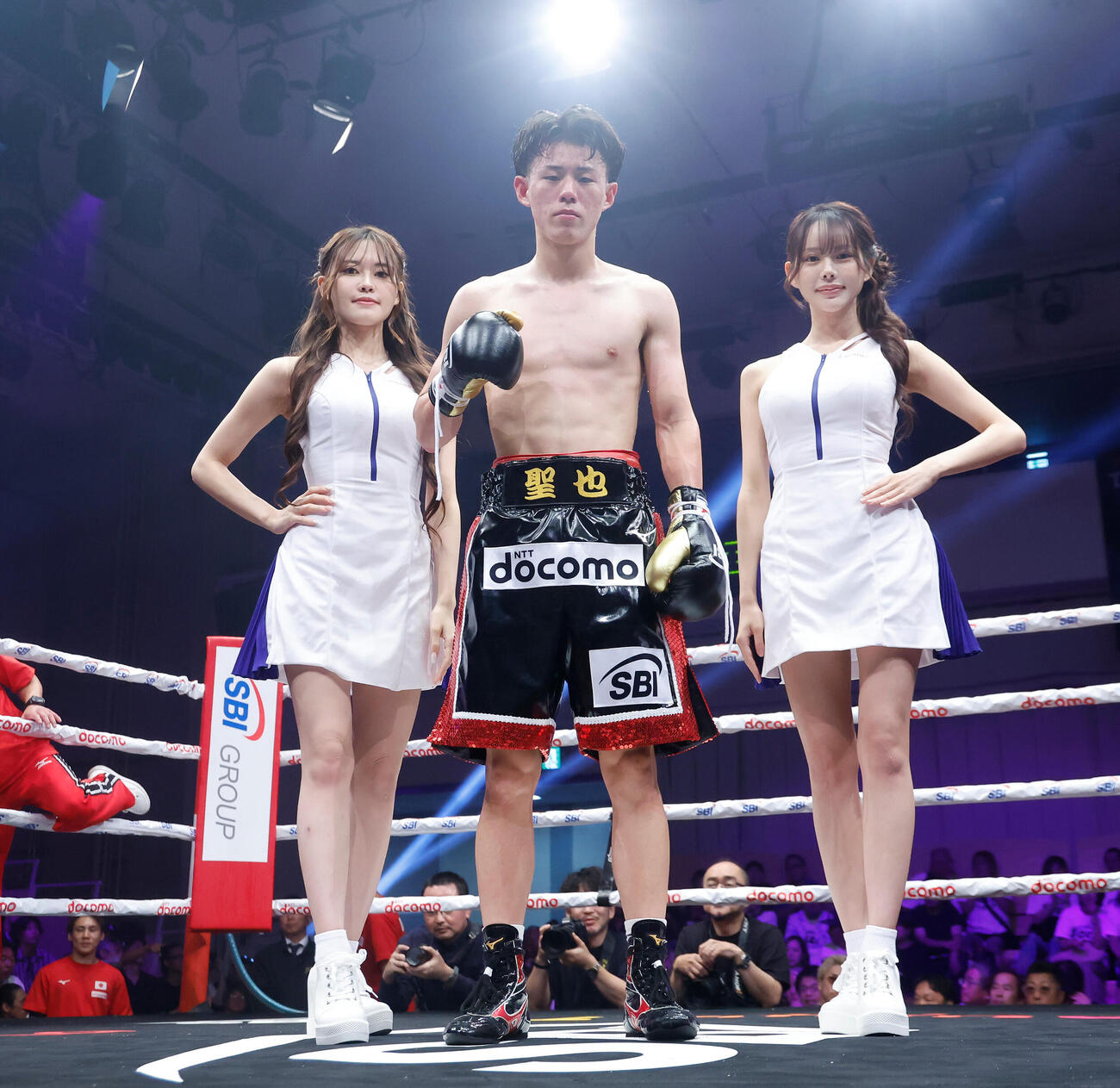 中山聖也対ナッタポン・ジャンケーウ　TKO勝ちし、記念撮影を行う中山聖也（中央）（撮影・山本朝陽）