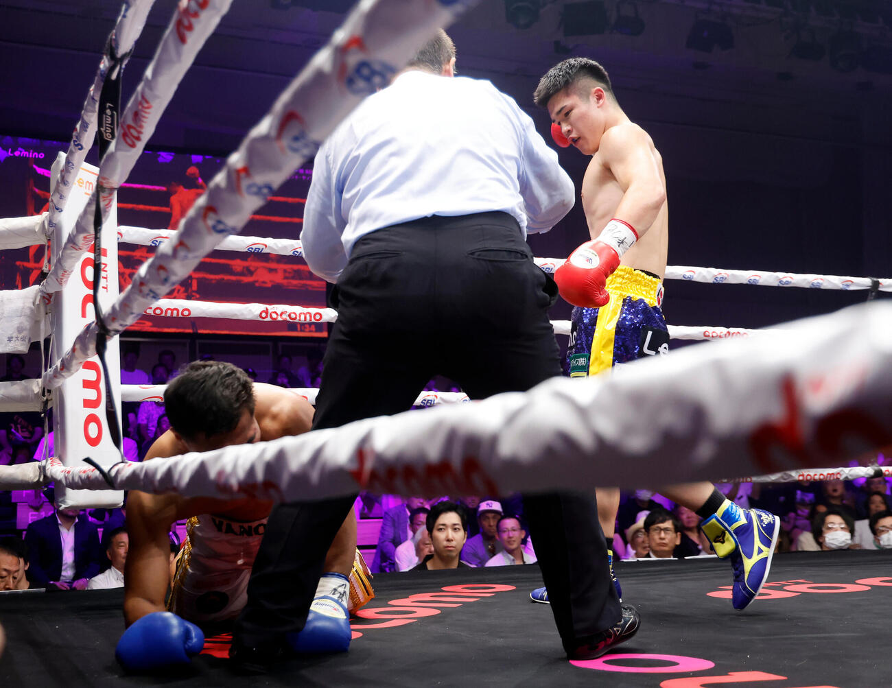 田中空対レイモンド・ヤノング　1回、ダウンを奪い、そのままTKO勝ちする田中空（右）（撮影・山本朝陽）