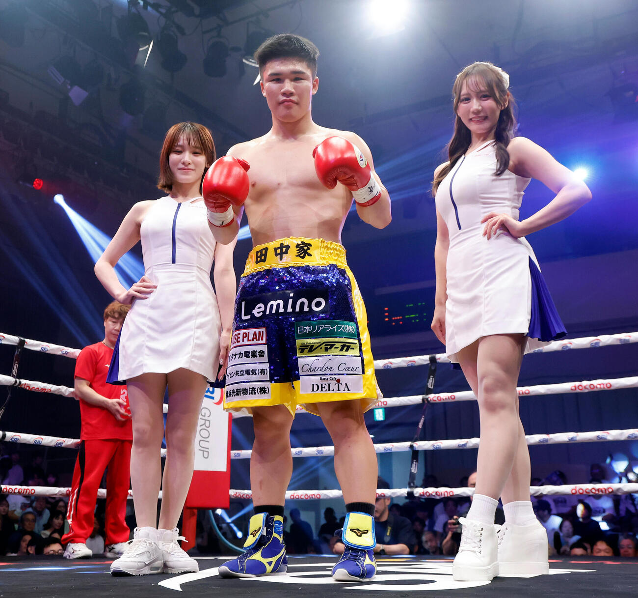田中空対レイモンド・ヤノング　TKO勝ちし、記念撮影を行う田中空（中央）（撮影・山本朝陽）