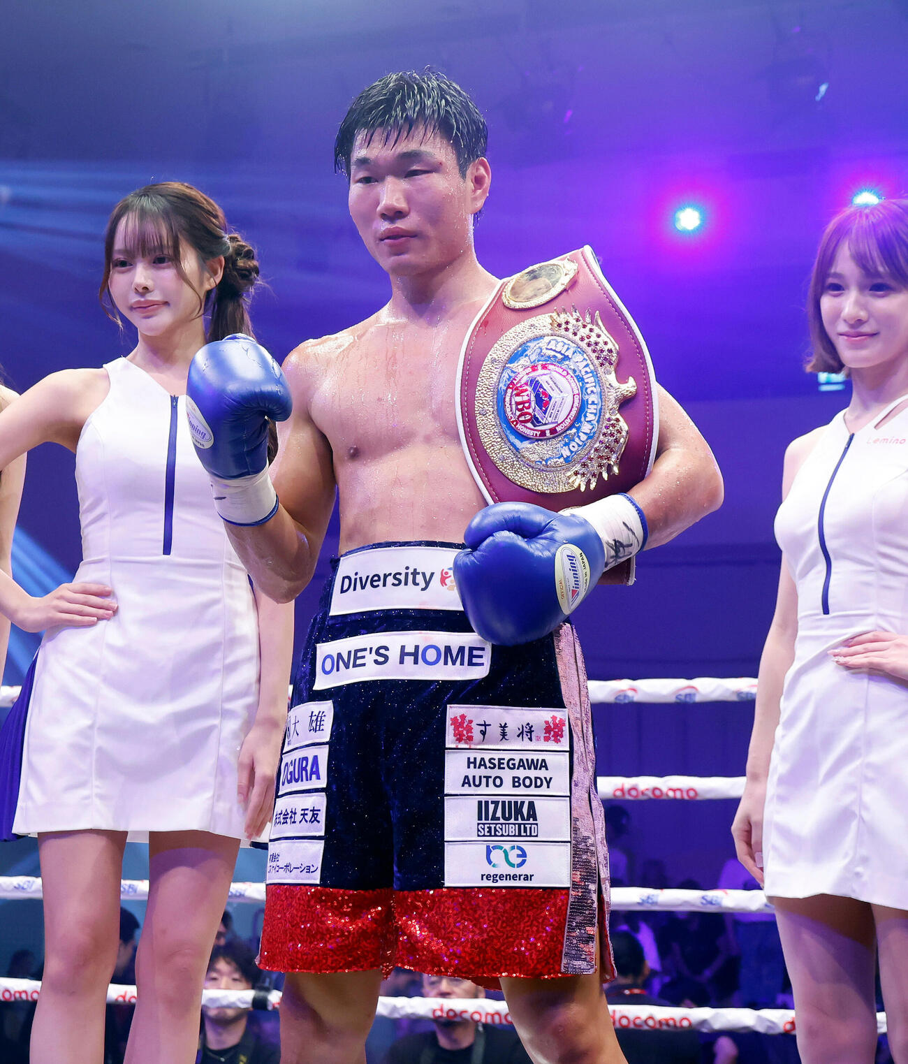 宇津木秀対高橋麗斗　宇津木秀に勝利し、記念撮影を行った高橋麗斗（撮影・山本朝陽）