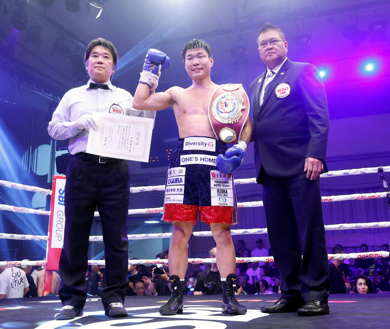 宇津木秀対高橋麗斗　KO勝ちし、笑顔の高橋麗斗（中央）（撮影・山本朝陽）