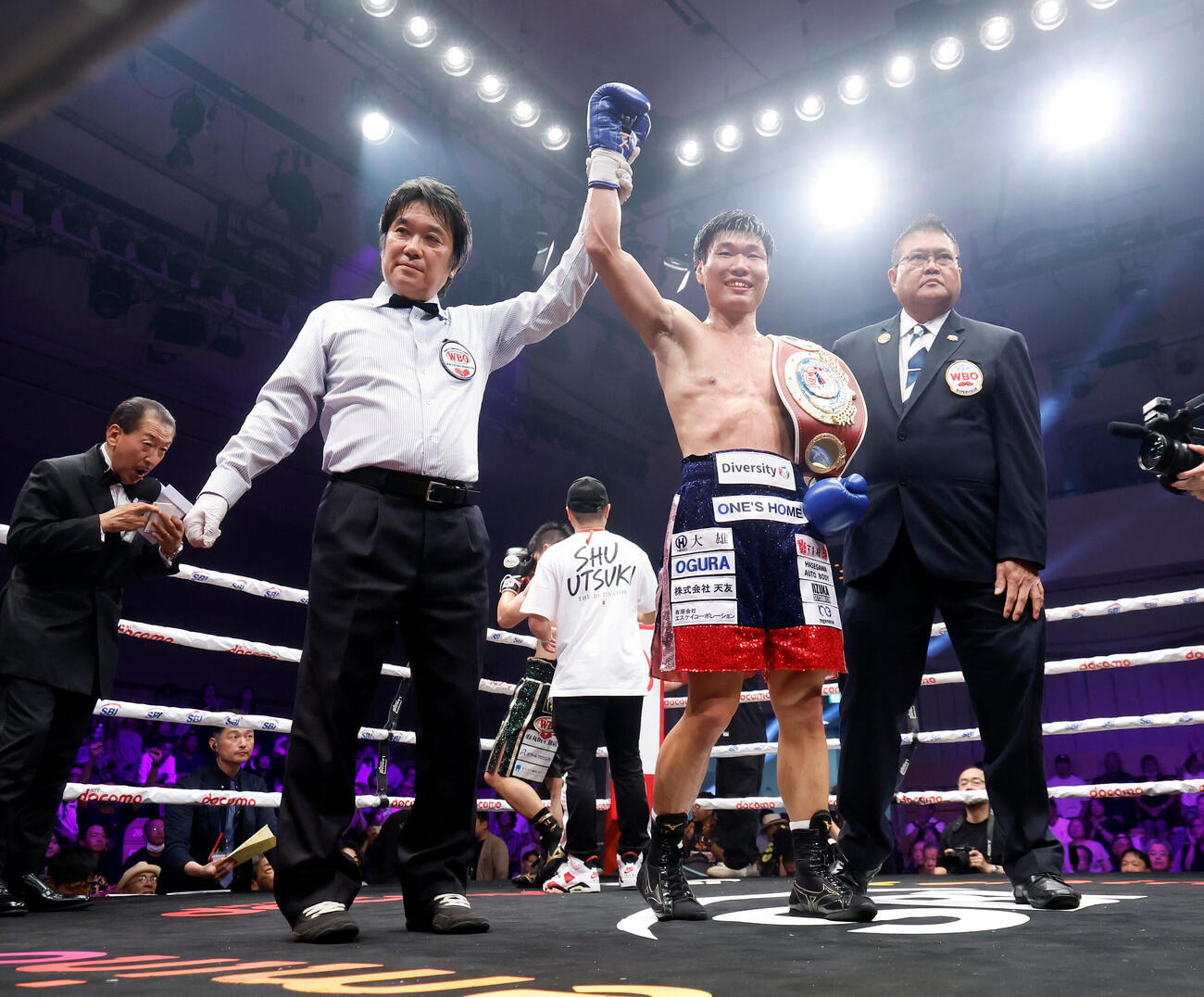 宇津木秀対高橋麗斗　KO勝ちし、笑顔の高橋麗斗（中央）（撮影・山本朝陽）