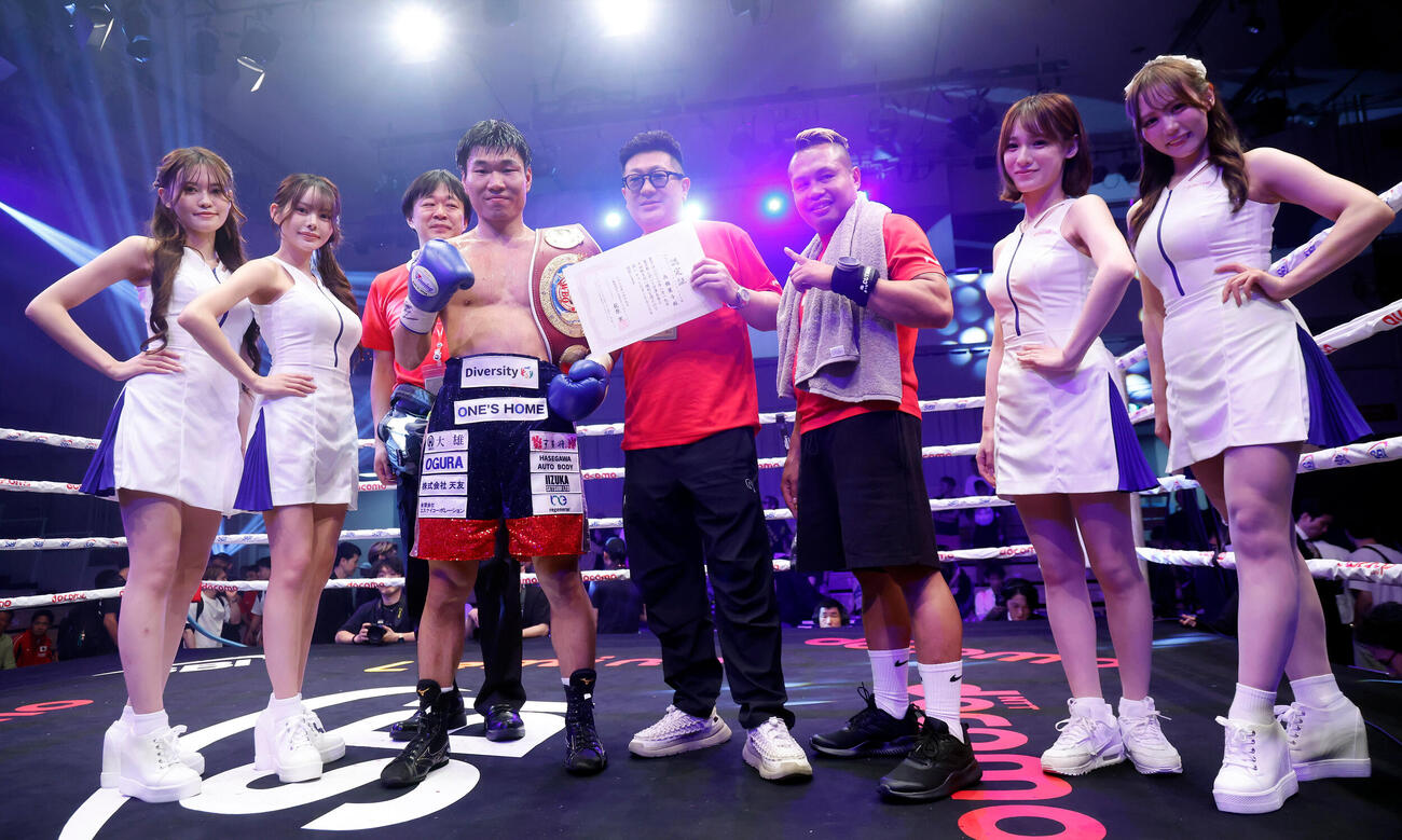 宇津木秀対高橋麗斗　宇津木秀に勝利し、記念撮影を行った高橋麗斗（左から4人目）とセコンドスタッフ（撮影・山本朝陽）