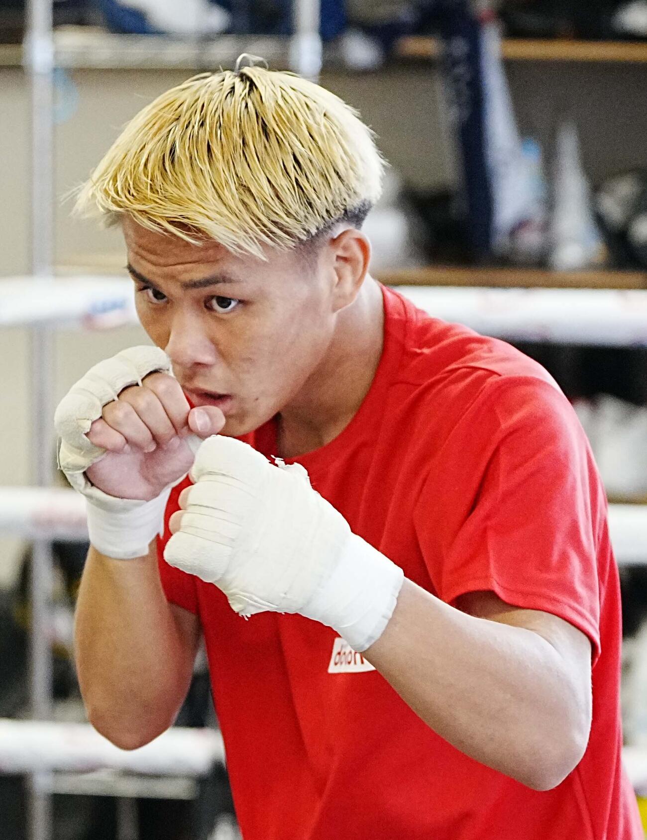 公開練習でシャドーボクシングに臨む藤木勇我（撮影・小沢裕）