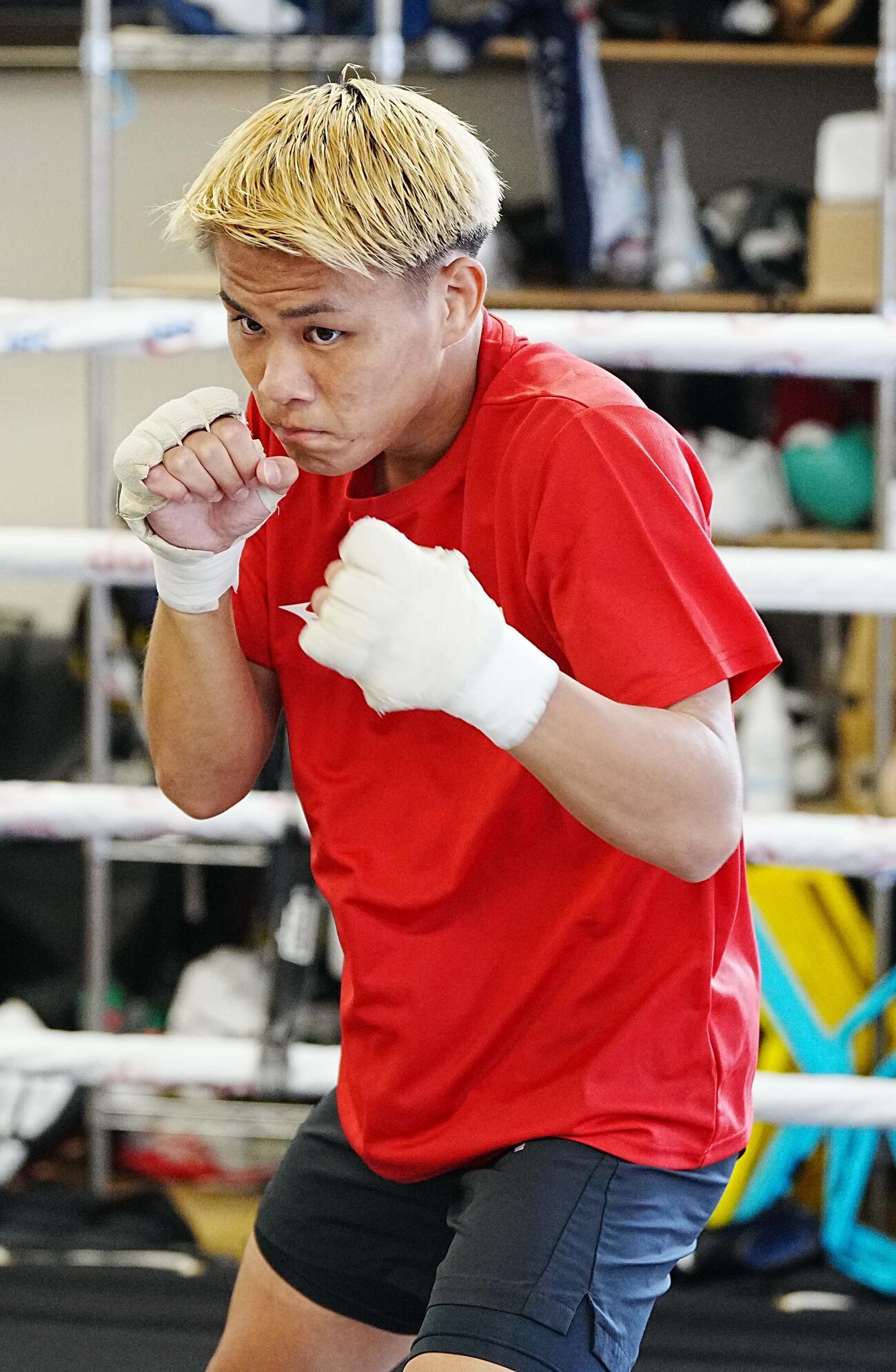 公開練習でシャドーボクシングに臨む藤木勇我（撮影・小沢裕）