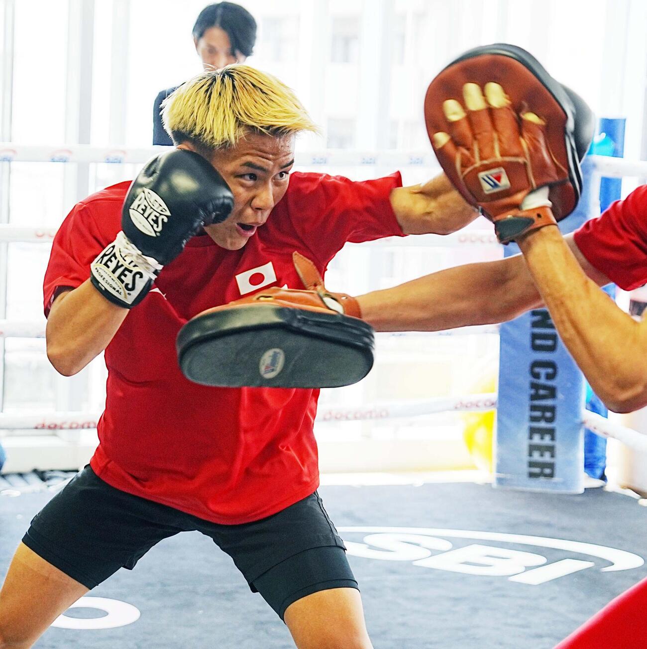 公開練習でトレーナーの構えたミットにパンチを放つ藤木勇我（撮影・小沢裕）
