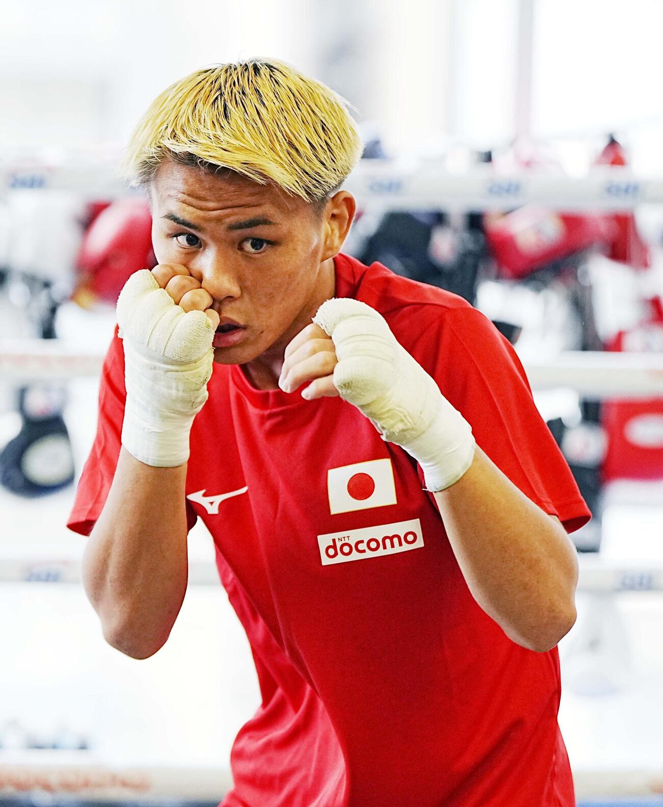 公開練習でシャドーボクシングに臨む藤木勇我（撮影・小沢裕）