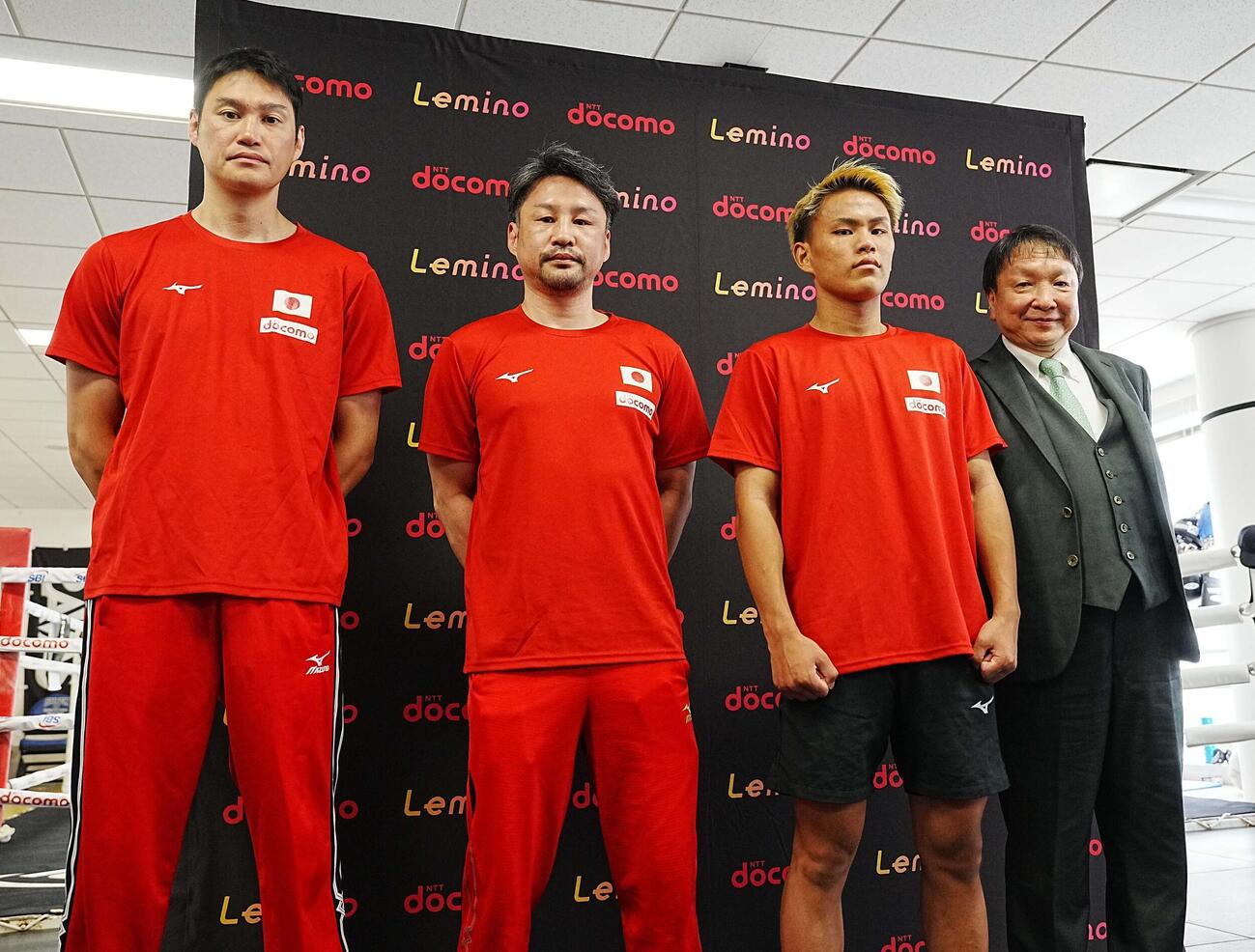 プロ2戦目を前に公開練習に臨む藤木勇我。左から鈴木康弘、岡田誠一両トレーナー、1人おいて大橋秀行会長（撮影・小沢裕）
