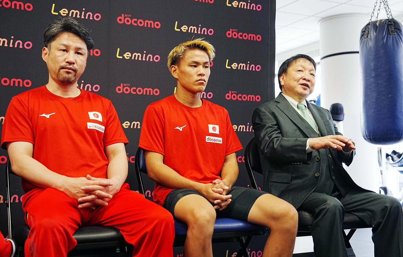 プロ2戦目を前に公開練習に臨む藤木勇我。左は岡田誠一トレーナー、右は大橋秀行会長（撮影・小沢裕）