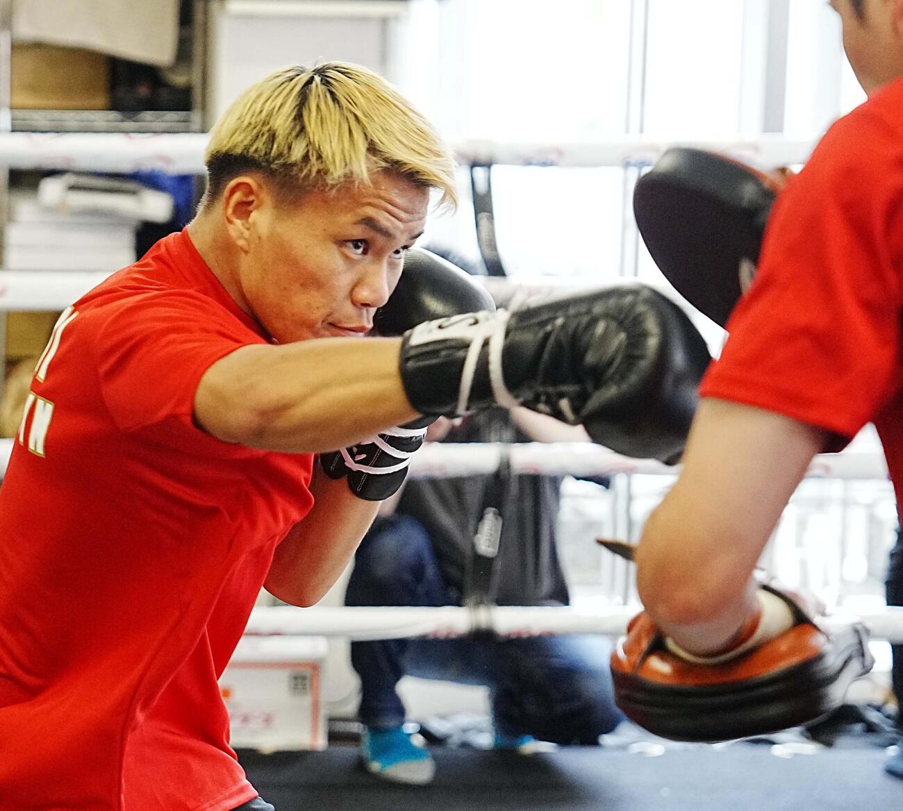 公開練習でトレーナーの構えたミットにパンチを放つ藤木勇我（撮影・小沢裕）