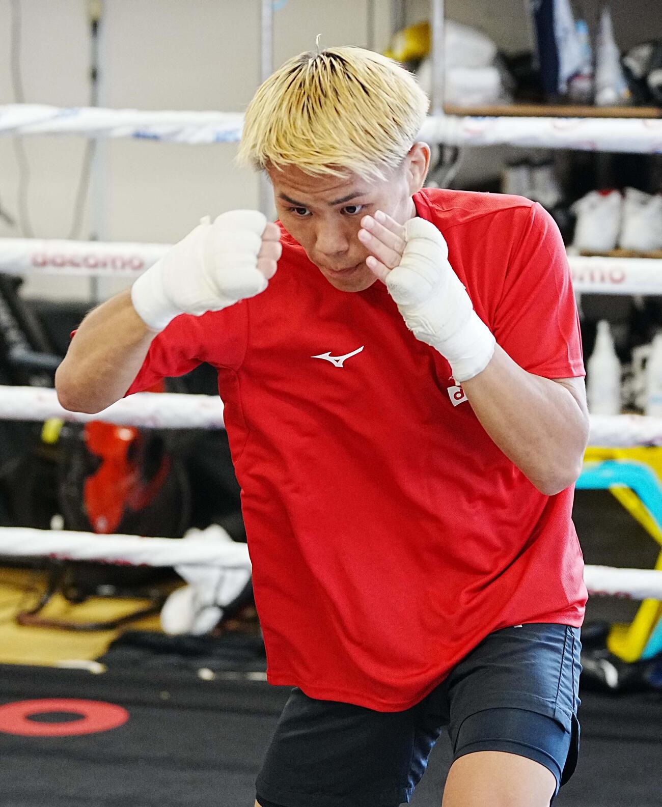 公開練習でシャドーボクシングに臨む藤木勇我（撮影・小沢裕）
